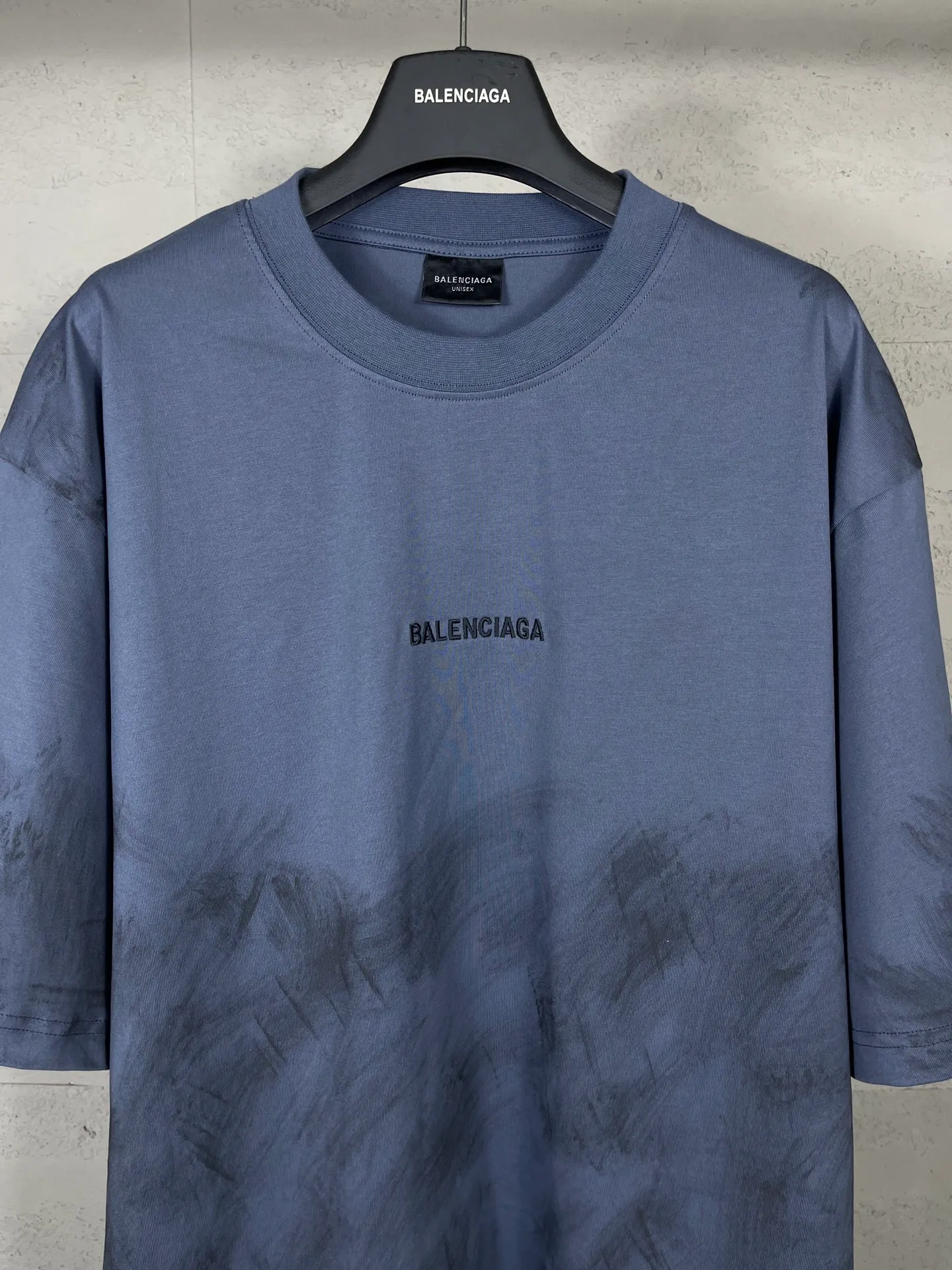 🅿️210 Real photos [Top version. Official website quality] BALENCI*GA/Paris #2025 new style. Front and back letter LOGO embroidery, hand-painted graffiti, distressed short-sleeved T-shirt, full of design. Welcome to compare. Notice! ️The fabric uses genuine environmentally friendly dyes, custom-woven and dyed 100% cotton double yarn, weight 260 grams, the cloth surface is clean. The cloth pattern is clear, soft and comfortable. The threads are dyed with no color difference. The classic letter LOGO is embroidered using imported Tajima embroidery machine. Ready-to-wear hand drawn doodles. Extra heavy craftsmanship. . Restore brick cabinets, adopt OS loose shoulder style. Same style for men and women. Code: BL253718 Color: dark gray blue Size: XS S M L