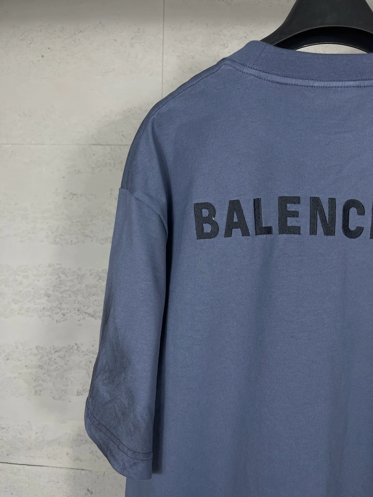 🅿️210 Real photos [Top version. Official website quality] BALENCI*GA/Paris #2025 new style. Front and back letter LOGO embroidery, hand-painted graffiti, distressed short-sleeved T-shirt, full of design. Welcome to compare. Notice! ️The fabric uses genuine environmentally friendly dyes, custom-woven and dyed 100% cotton double yarn, weight 260 grams, the cloth surface is clean. The cloth pattern is clear, soft and comfortable. The threads are dyed with no color difference. The classic letter LOGO is embroidered using imported Tajima embroidery machine. Ready-to-wear hand drawn doodles. Extra heavy craftsmanship. . Restore brick cabinets, adopt OS loose shoulder style. Same style for men and women. Code: BL253718 Color: dark gray blue Size: XS S M L