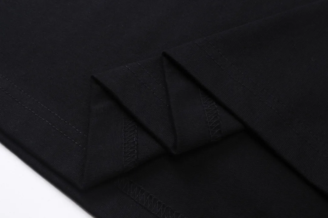 🅿️170 detailed pictures [Top version. Official website quality] BALENCI*GA/Paris. 2024 new style. 3M reflective letter printed short-sleeved T-shirt, brick cabinet synchronization. Genuine product developed in the first time, enjoy printing and comparison! The fabric is made of Paris ZP custom-woven and dyed cotton double yarn. Weighing 260 grams, the cloth surface is clean. The cloth pattern is clear, soft and comfortable. The threads are dyed with no color difference. The front piece is printed with reflective film. The effect is three-dimensional. Restore the brick cabinet. Different market currency, welcome to compare, the version adopts OS loose shoulder version. Same style for men and women Coding: BL223386 Color. Black, off-white Size: XS to L