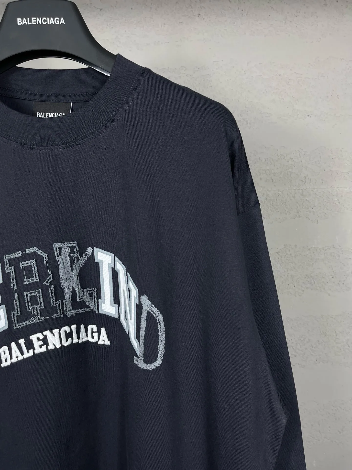 🅿️230 real photos [Top version. Official website quality] BALENCI*GA/Paris BALENCI*GA#2024 latest model, classic letter LOGO graffiti. Toothbrush embroidery ready-to-wear distressed short-sleeved T-shirt. Brick cabinet synchronization. Genuine products are developed and developed in the first time. Welcome to compare! The fabric is made of Paris ZP custom-woven and dyed 100% cotton double-yarn compact cotton. The weight is 260 grams. The cloth surface is clean. The cloth pattern is clear. It is soft and comfortable. It has good color fastness and is not easy to change color. The threads are woven and dyed with no color difference. The embroidery is done using imported Tajima embroidery machines. Super 12W needle and thread, three-dimensional effect, clear lines. No burrs and miscellaneous threads, ultra-high craftsmanship embroidery. Ready-to-wear clothing has a worn-in effect. The version adopts OS loose shoulder design. Same style for men and women. Code: BL225022 Color: dark blue gray, floral gray Size: XS S M L