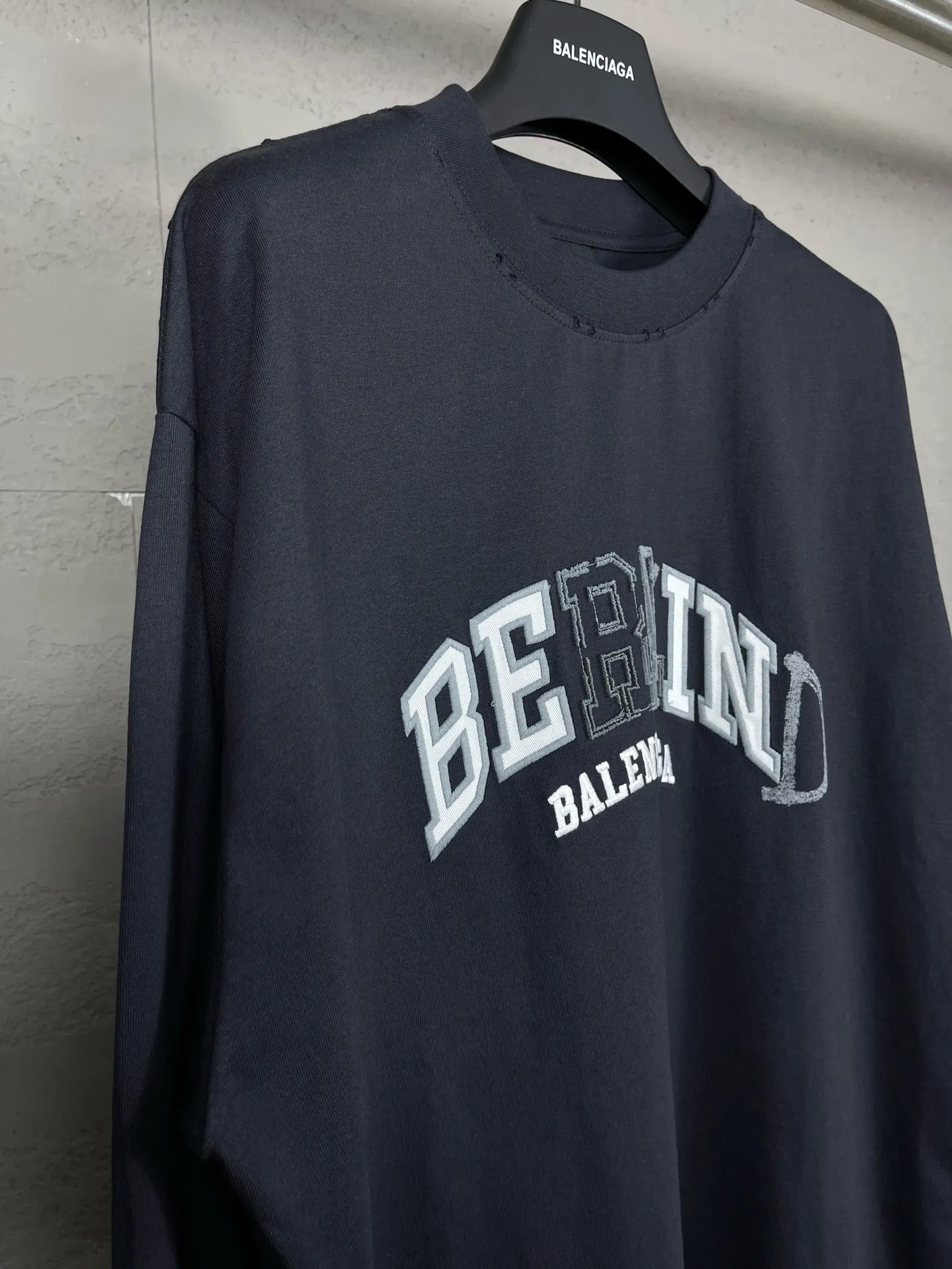 🅿️230 real photos [Top version. Official website quality] BALENCI*GA/Paris BALENCI*GA#2024 latest model, classic letter LOGO graffiti. Toothbrush embroidery ready-to-wear distressed short-sleeved T-shirt. Brick cabinet synchronization. Genuine products are developed and developed in the first time. Welcome to compare! The fabric is made of Paris ZP custom-woven and dyed 100% cotton double-yarn compact cotton. The weight is 260 grams. The cloth surface is clean. The cloth pattern is clear. It is soft and comfortable. It has good color fastness and is not easy to change color. The threads are woven and dyed with no color difference. The embroidery is done using imported Tajima embroidery machines. Super 12W needle and thread, three-dimensional effect, clear lines. No burrs and miscellaneous threads, ultra-high craftsmanship embroidery. Ready-to-wear clothing has a worn-in effect. The version adopts OS loose shoulder design. Same style for men and women. Code: BL225022 Color: dark blue gray, floral gray Size: XS S M L