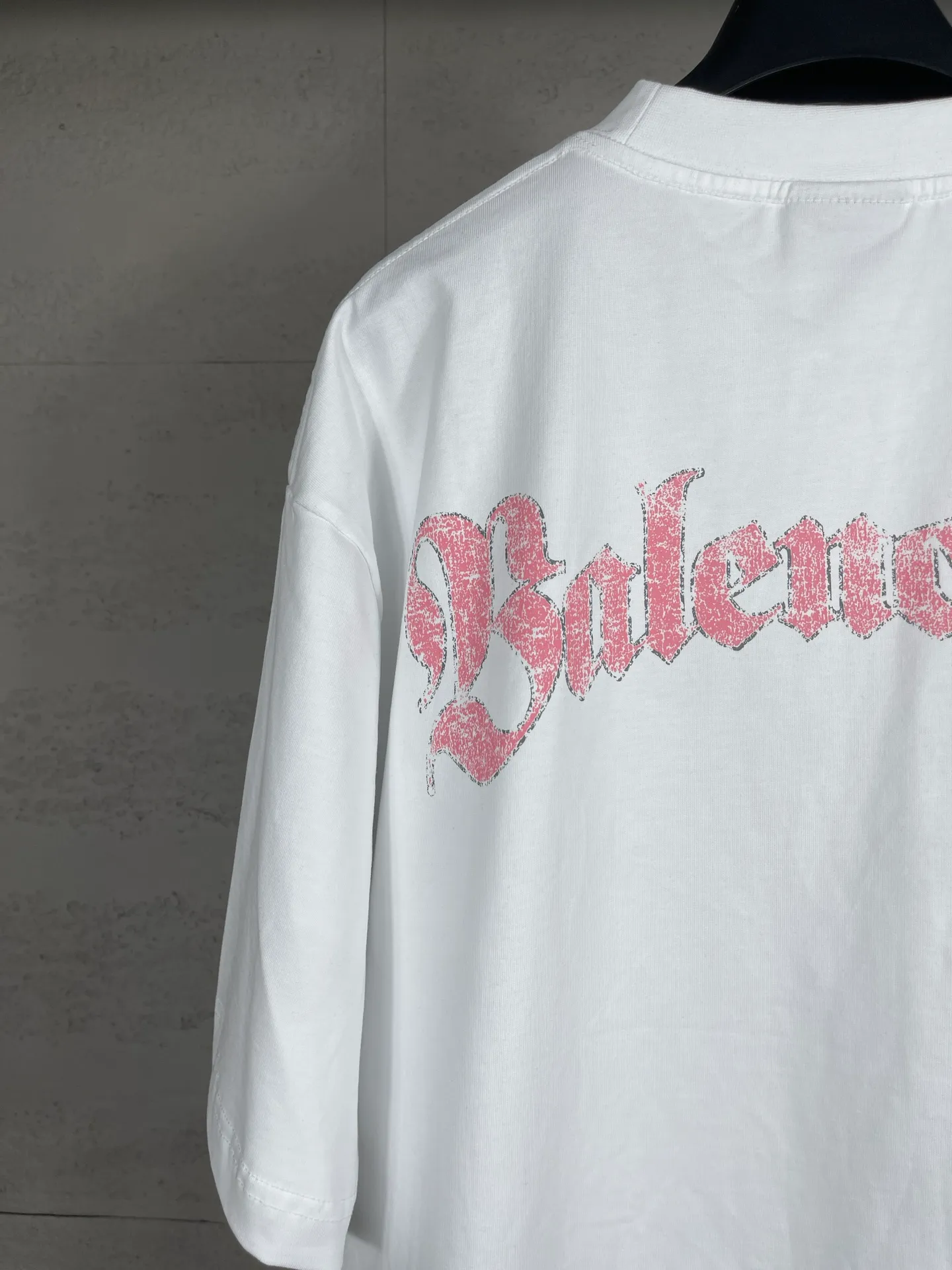 🅿️200 Actual pictures [Top version. Official website quality] BALENCI*GA/Paris.SS25 latest front badge icon and back letter LOGO computer direct-printed short-sleeved T-shirt. Brick cabinets are synchronized. Genuine products are developed at the first time. The fabric is made of Paris ZP custom-woven and dyed cotton double yarn. Weighing 260 grams, the cloth surface is clean. The cloth pattern is clear, soft and comfortable. The threads are dyed with no color difference. The printing adopts imported direct-injection printing. The letters are clear and the effect is three-dimensional. The version adopts OS loose shoulder design. Same style for men and women. Code: BL253736 Color: black, white Size: XS S M L
