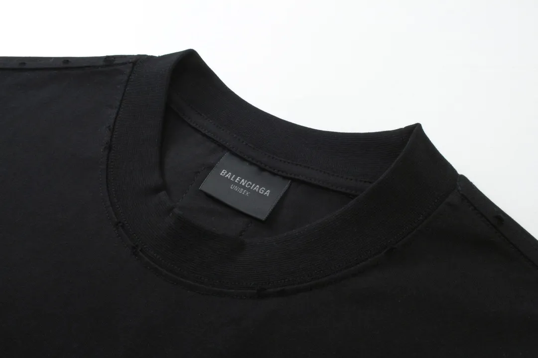 🅿️200 detailed picture [Top version. Official website quality] BALENCI*GA/Paris. 2024 latest global limited edition. BALENCIAGA joins forces with Archive to create a short-sleeved T-shirt. Crack printed washed distressed T-shirt. Overweight craftsmanship, brick cabinet synchronization. ⚠️Distinguish the market currency, genuine research and development, worn. The hand painting is consistent with ZP, and the printing uses imported cracked environmentally friendly glue. The garments are washed, worn and worn. The whole piece is designed with heavy craftsmanship. Comparisons welcome. The version adopts OS loose shoulder design. Same style for men and women. Code: BL223308 Color: black. Off-white Size: XS to L