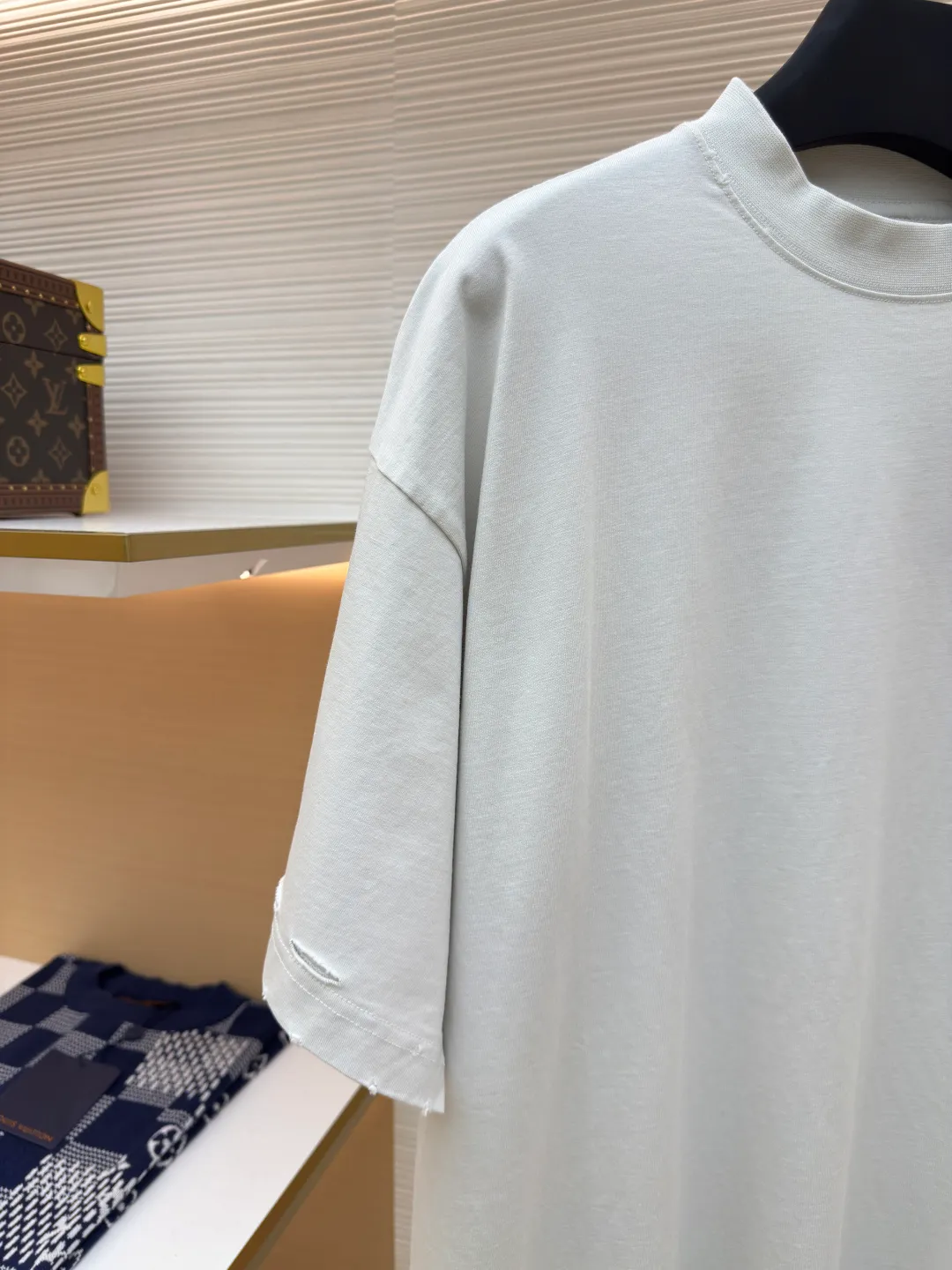 Balenciaga Masking Tape Short Sleeves ●Authentic product: Purchased and developed by 4002 ●Item No.: 1680277-A35 ●Fabric: Ribbed process ●Technology: Washed and brushed ●Version: Fitted version ●Weight: about 365 grams ●Size: 1-2-3-4 ●Description: The sleeves and hem are worn with a frayed effect. The lining is clean. No ends. No excess. The shoulders are frayed and the stitching is straight. Three-needle and five-thread craftsmanship. The shoulders are lined with taping. The fabric is made of distressed washed and brushed technology. The collar is designed with frayed holes. The ribbed fabric is custom-woven and dyed. The color is consistent and there is no color difference. Masking tape letters are used on the chest. The overall process of heavy craftsmanship. The washed fabric is comfortable and soft. The effect is worn and washed. The letters on the back are manually counter-positioned and shaped with a hot plate for glue printing. The overall wiring is straight and delicate, the fabric is comfortable and soft, and the color is consistent without color difference. It can be matched with the same style to create a fashionable look and control various occasions. Customized accessories, complete with three standards, same style for men and women!
