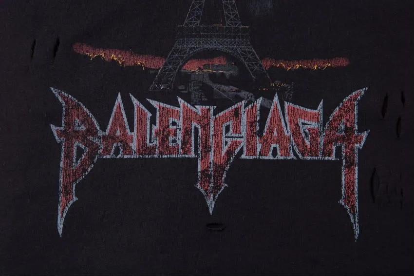 Top tested version BALENCIAGA Balenciaga 24 latest Paris Eiffel Tower inkjet graffiti hand-painted gradient color print washed distressed short-sleeved T-shirt The whole piece of fabric is washed before being cut, and the front and rear panels are printed using the imported Kornit direct-jet printing process. After the garment is washed twice, in order to get closer to the original effect, the master craftsman manually positions it, flattens it, applies ink and spray paint. The garment effect is more accurate and time-consuming and labor-intensive. The details are perfectly restored zp Exclusively woven and dyed 300g fabrics. Threads are dyed in the same vat with zero color difference. Different from the market currency. Welcome to compare. Fabric: Customized imported high-gram weight tight double yarn fabric 300g, 100% cotton. Accessories: full set of customized accessories, packaging bags, tags, brand LOGO Sydney paper. Color: black. Size: XS--L P:310.
