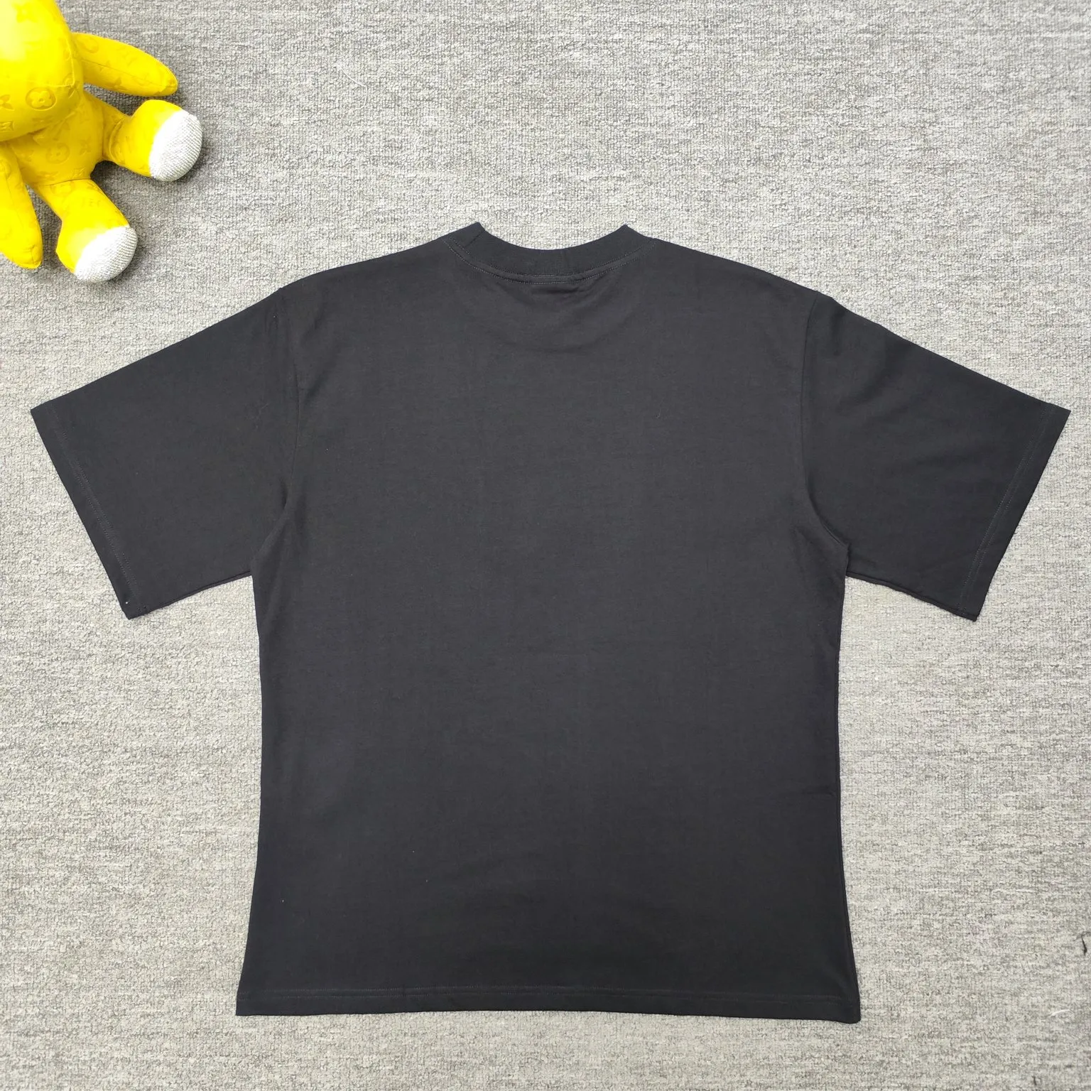 [New] Top version - BALENCIAGA - Reflective heat transfer short-sleeved T-shirt. The original development of customized fabric technology and washing process. High weight 280 grams of fabric. Full texture. Clean cloth. Soft and comfortable. Solona thread custom dyeing without color difference. Activewear logo on the front. Combined with reflective embellishment. Glowing and eye-catching. Fully interpreting strength and personality. Cool and sassy. Reflective heat transfer process Cleverly combining the characteristics of heat transfer and reflective materials, the customized reflective materials are attached to the fabric through heat pressing. The unique reflective effect highlights the visual effect. The fabrics have been washed and have a better hand texture. It is not easy to deform, not easy to shrink and not easy to fade. It maintains long-term beauty. os dropped shoulders and loose version. Same style for men and women. Color: Black Active White Size: XS-L P:270