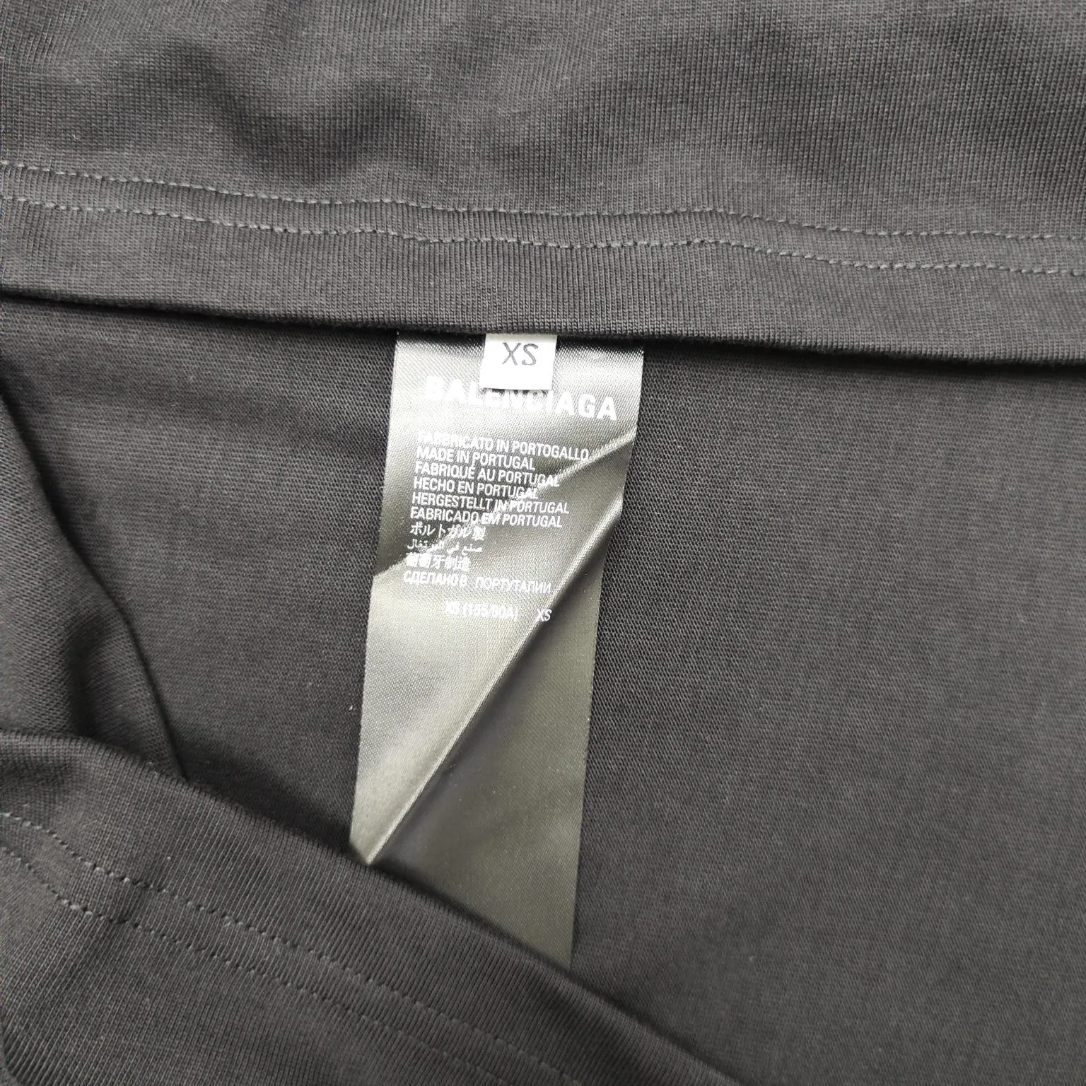 [New] Top version - BALENCIAGA - Reflective heat transfer short-sleeved T-shirt. The original development of customized fabric technology and washing process. High weight 280 grams of fabric. Full texture. Clean cloth. Soft and comfortable. Solona thread custom dyeing without color difference. Activewear logo on the front. Combined with reflective embellishment. Glowing and eye-catching. Fully interpreting strength and personality. Cool and sassy. Reflective heat transfer process Cleverly combining the characteristics of heat transfer and reflective materials, the customized reflective materials are attached to the fabric through heat pressing. The unique reflective effect highlights the visual effect. The fabrics have been washed and have a better hand texture. It is not easy to deform, not easy to shrink and not easy to fade. It maintains long-term beauty. os dropped shoulders and loose version. Same style for men and women. Color: Black Active White Size: XS-L P:270