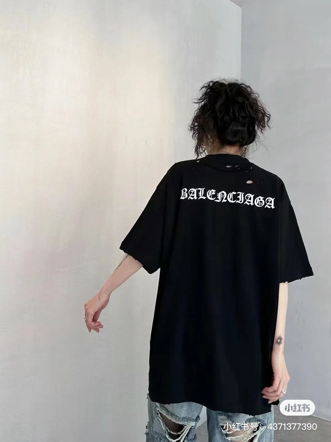 🎀Hot model pictures🎀Top tested version of BALENCIAGA Spring/Summer 2024SS Sanskrit font hole short-sleeved T-shirt. The whole fabric is washed before being cut. The front and rear panels are printed using imported Kornit direct-jet printing technology. After the garment is washed twice, in order to get closer to the original effect, it is manually positioned, flattened, inked and spray-painted by a master craftsman. The garment effect is more accurate and time-consuming and labor-intensive. The details are perfectly restored zp Exclusively woven and dyed 300g fabric. Threads are dyed in the same vat with zero color difference. Difference from market currency. Comparison welcome. Fabric: Customized imported high-weight tight double yarn fabric 300g, 100% cotton. Accessories: full set of customized accessories, packaging bags, tags, brand LOGO Sydney paper. Color: black. Size: XS--L P:260.