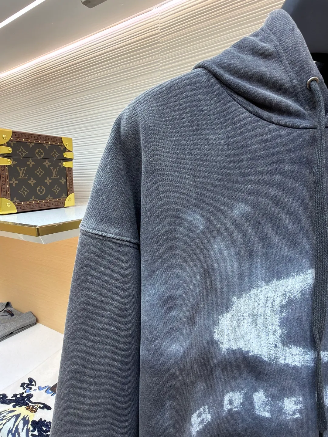 Balenciaga faded washed smoke print sweatshirt ●Original version: Purchased and developed by 6347 ●Item number: 1682524-B25 ●Fabric: Heavy fleece fabric ●Technology: smoke smudged production ●Color: distressed gray ●Version: loose fit ●Weight: about 825 grams ●Size: XS-S-M-L ●Description: The material I chose is heavy fleece fabric with a fine knitted texture on the surface, which is soft but not collapsed; the old charcoal gray color looks like it has been covered by a layer of fog, and the uneven washing marks have a "relaxed feeling that I love more and more after wearing it N times". It is not deliberately dirty, but just the right retro filter. The iconic "double rings + letters" are processed into a "smoke smudge" blur effect, like casually splashed white ink smearing on gray cloth, without sharp edges. The washing process of the entire garment is superb: the whitened edges of the collar and cuffs, the naturally faded texture of the garment, and even the woven threads of the drawstring have a slight "old feel". It is not a one-time Internet celebrity model, but a "culture-based" item that will become more natural with wrinkles the longer it is worn. It has just the right drop-shoulder silhouette - the shoulder line has dropped 1cm, which prevents it from collapsing into "boyfriend clothes" and gives it a lazy street feel. The length of the garment covers the hip bones and can be worn with cycling pants to expose the ankles, or with overalls piled on top of the shoes. It looks effortlessly cool no matter how you wear it. The overall wiring is straight and delicate, the fabric is comfortable and soft, and the color is consistent without color difference. It can be matched with the same style to create a fashionable look and control various occasions. Customized accessories, complete with three standards, same style for men and women!