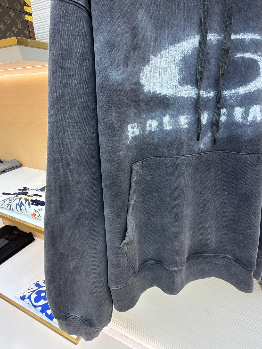 Balenciaga faded washed smoke print sweatshirt ●Original version: Purchased and developed by 6347 ●Item number: 1682524-B25 ●Fabric: Heavy fleece fabric ●Technology: smoke smudged production ●Color: distressed gray ●Version: loose fit ●Weight: about 825 grams ●Size: XS-S-M-L ●Description: The material I chose is heavy fleece fabric with a fine knitted texture on the surface, which is soft but not collapsed; the old charcoal gray color looks like it has been covered by a layer of fog, and the uneven washing marks have a "relaxed feeling that I love more and more after wearing it N times". It is not deliberately dirty, but just the right retro filter. The iconic "double rings + letters" are processed into a "smoke smudge" blur effect, like casually splashed white ink smearing on gray cloth, without sharp edges. The washing process of the entire garment is superb: the whitened edges of the collar and cuffs, the naturally faded texture of the garment, and even the woven threads of the drawstring have a slight "old feel". It is not a one-time Internet celebrity model, but a "culture-based" item that will become more natural with wrinkles the longer it is worn. It has just the right drop-shoulder silhouette - the shoulder line has dropped 1cm, which prevents it from collapsing into "boyfriend clothes" and gives it a lazy street feel. The length of the garment covers the hip bones and can be worn with cycling pants to expose the ankles, or with overalls piled on top of the shoes. It looks effortlessly cool no matter how you wear it. The overall wiring is straight and delicate, the fabric is comfortable and soft, and the color is consistent without color difference. It can be matched with the same style to create a fashionable look and control various occasions. Customized accessories, complete with three standards, same style for men and women!