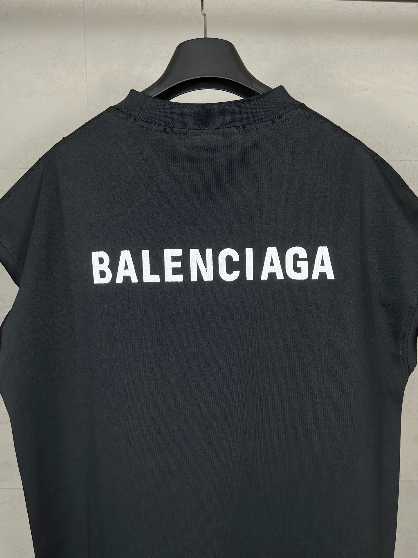 🅿️170 real photos [Top version. Official website quality] BALENCI*GA/25 new model. Distressed sleeveless T-shirt with Paris LOGO embroidery on the front and back #SS25 latest style. Research and development at the first time, different market currencies. Comparisons welcome. The fabric is made of Paris ZP custom-woven and dyed cotton double yarn. Weighing 260 grams, the cloth surface is clean. The cloth pattern is clear, soft and comfortable. The threads are dyed with no color difference. The embroidery is done with embroidery machines imported from Tajima, and the garments are washed and worn to make them look old. Jubie market currency. Welcome to compare. The version adopts OS loose shoulder design. Same style for men and women. Code: BL253695 Color: Beige, black Size: XS S M L