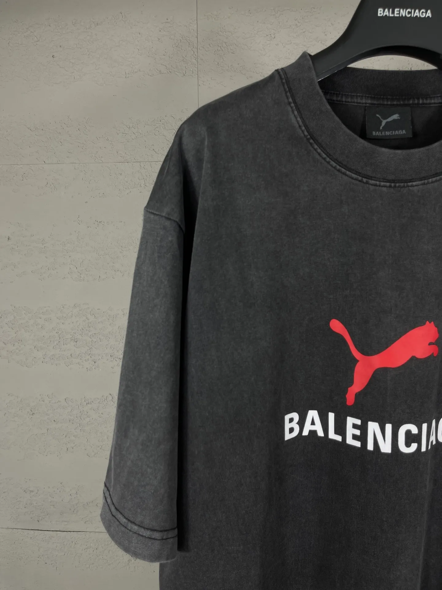 🅿️180 real photos [Top version. Official website quality] BALENCI*GA/26 new model. Paris co-branded puma series front printed washed short-sleeved T-shirt # SS26 latest model. Research and development at the first time, different market currencies. Comparisons welcome. The fabric is made of Paris ZP custom-woven and dyed cotton double yarn. Weighing 260 grams, the cloth surface is clean. The cloth pattern is clear, soft and comfortable. The threads are dyed with no color difference. The printing uses environmentally friendly imported rubber paddles, with clear letters and no burrs. Strong three-dimensional effect. Garment washing water. Jubie market currency. Welcome to compare. The version adopts OS loose shoulder design. Same style for men and women. Code: BL253716 Color: washed black, red, off-white Size: XS S M L