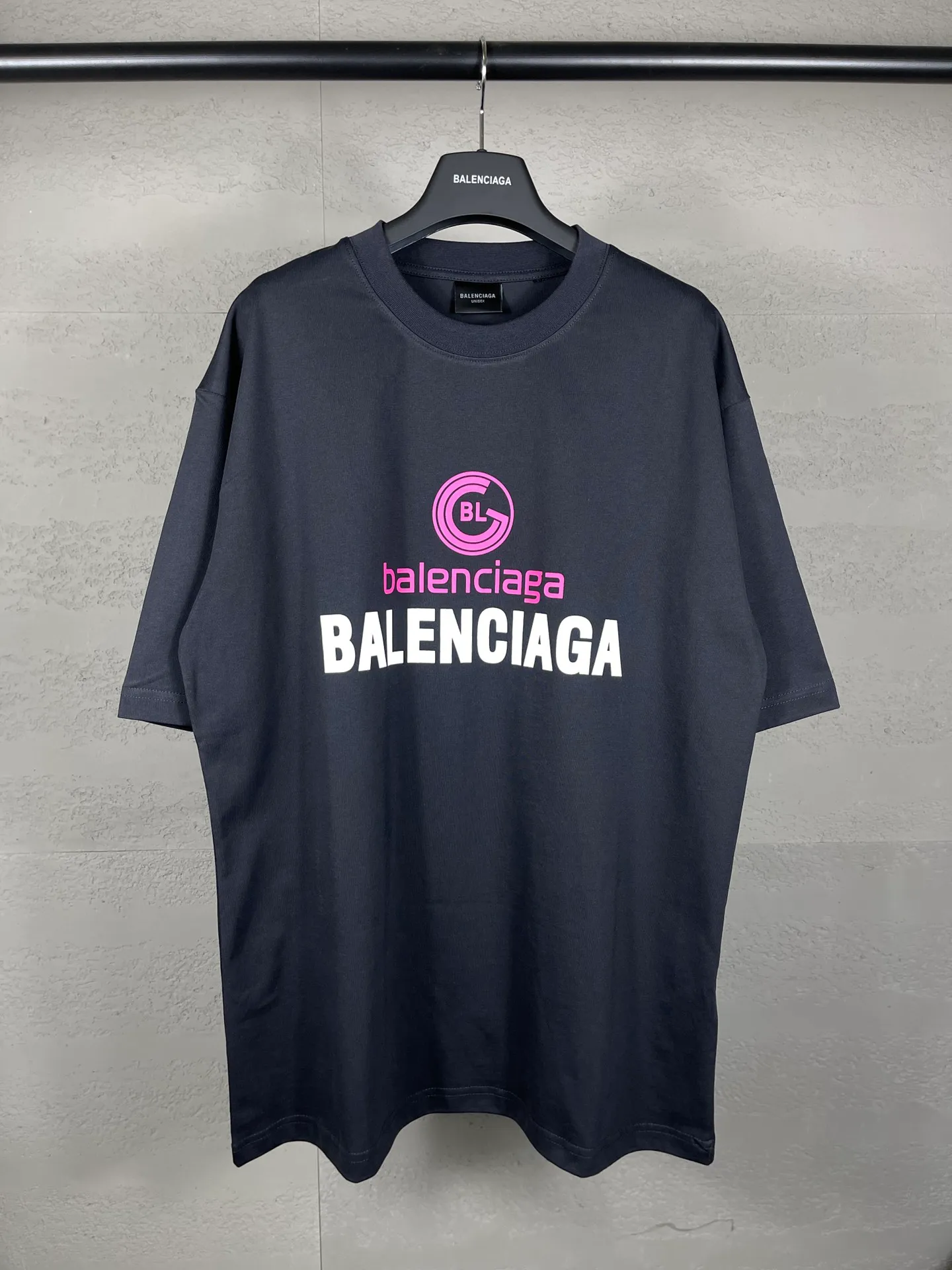 🅿️170 real photos [Top version. Official website quality] BALENCI*GA/Paris. 2024 new style. New LOGO printed short-sleeved T-shirt, brick cabinet synchronization. Genuine product developed at the first time, happy to print and compare! The fabric is made of Paris ZP custom-woven and dyed cotton double yarn. Weighing 260 grams, the cloth surface is clean. The cloth pattern is clear, soft and comfortable. The threads are dyed with no color difference. The classic LOGO is printed using environmentally friendly imported materials, with clear letters and a three-dimensional effect. Restore the brick cabinet. Welcome to compare, the version adopts the OS loose shoulder version. Same style for men and women Coding: BL233316 Color: gray blue, white Size: XS to L