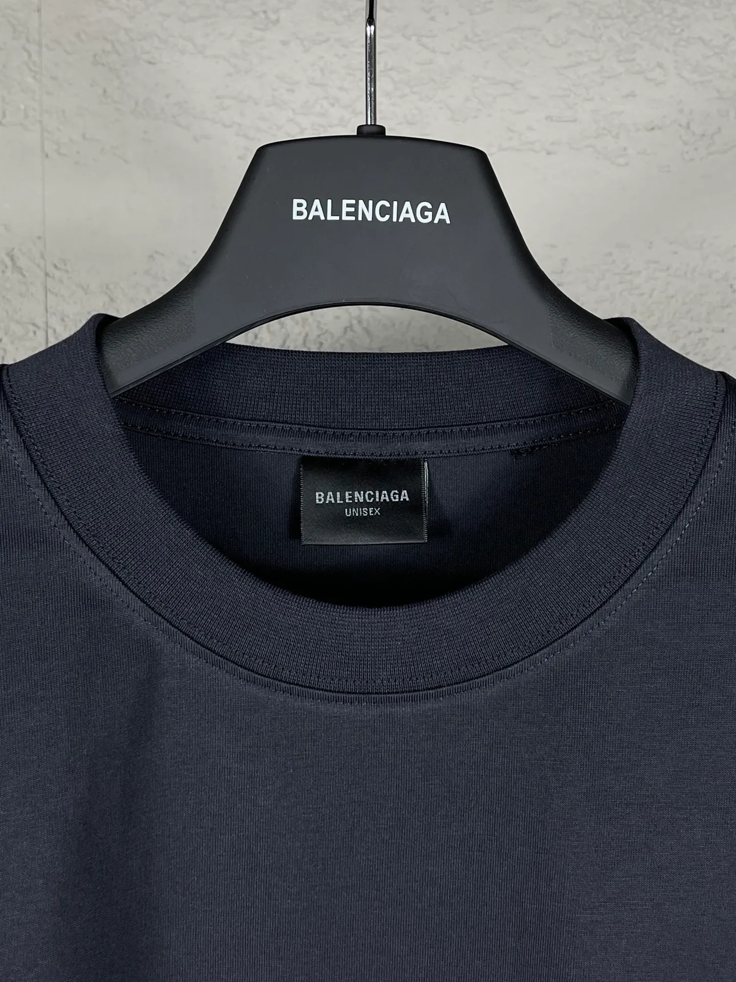 🅿️170 real photos [Top version. Official website quality] BALENCI*GA/Paris. 2024 new style. New LOGO printed short-sleeved T-shirt, brick cabinet synchronization. Genuine product developed at the first time, happy to print and compare! The fabric is made of Paris ZP custom-woven and dyed cotton double yarn. Weighing 260 grams, the cloth surface is clean. The cloth pattern is clear, soft and comfortable. The threads are dyed with no color difference. The classic LOGO is printed using environmentally friendly imported materials, with clear letters and a three-dimensional effect. Restore the brick cabinet. Welcome to compare, the version adopts the OS loose shoulder version. Same style for men and women Coding: BL233316 Color: gray blue, white Size: XS to L