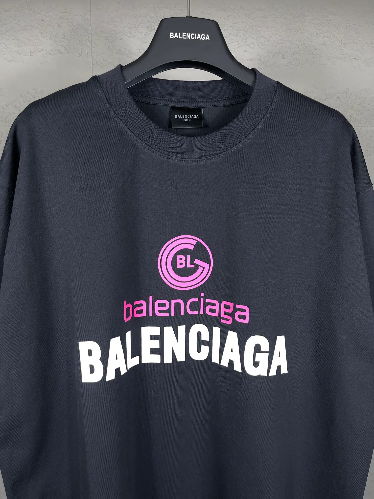 🅿️170 real photos [Top version. Official website quality] BALENCI*GA/Paris. 2024 new style. New LOGO printed short-sleeved T-shirt, brick cabinet synchronization. Genuine product developed at the first time, happy to print and compare! The fabric is made of Paris ZP custom-woven and dyed cotton double yarn. Weighing 260 grams, the cloth surface is clean. The cloth pattern is clear, soft and comfortable. The threads are dyed with no color difference. The classic LOGO is printed using environmentally friendly imported materials, with clear letters and a three-dimensional effect. Restore the brick cabinet. Welcome to compare, the version adopts the OS loose shoulder version. Same style for men and women Coding: BL233316 Color: gray blue, white Size: XS to L
