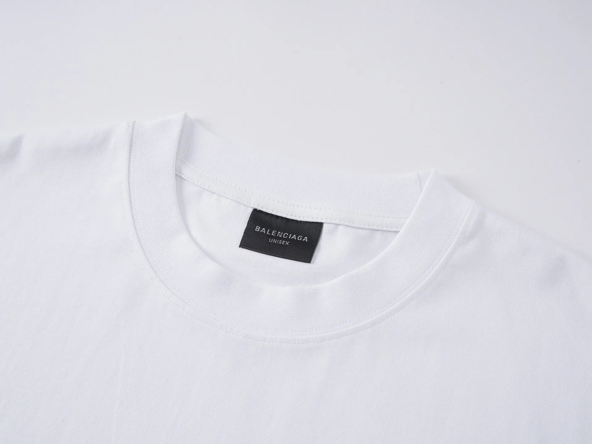 🅿️180 real photos [Top version. Official website quality] BALENCI*GA/Paris #2025 new style washed short-sleeved T-shirt with wheat ear letters LOGO embroidered on the chest, ready-to-wear washed, full of design. Welcome to compare. The fabric is made of Paris ZP custom-woven and dyed cotton double yarn, weight 260 grams, clean cloth surface. Clear texture, soft and comfortable. The threads are dyed with no color difference. The classic letter LOGO is embroidered with imported Tajima embroidery machine. The effect is three-dimensional. Restore the brick cabinet, adopt OS loose shoulder style. Same style for men and women. Code: BL253663 Color: washed black, lake blue, pink, white Size: XS S M L