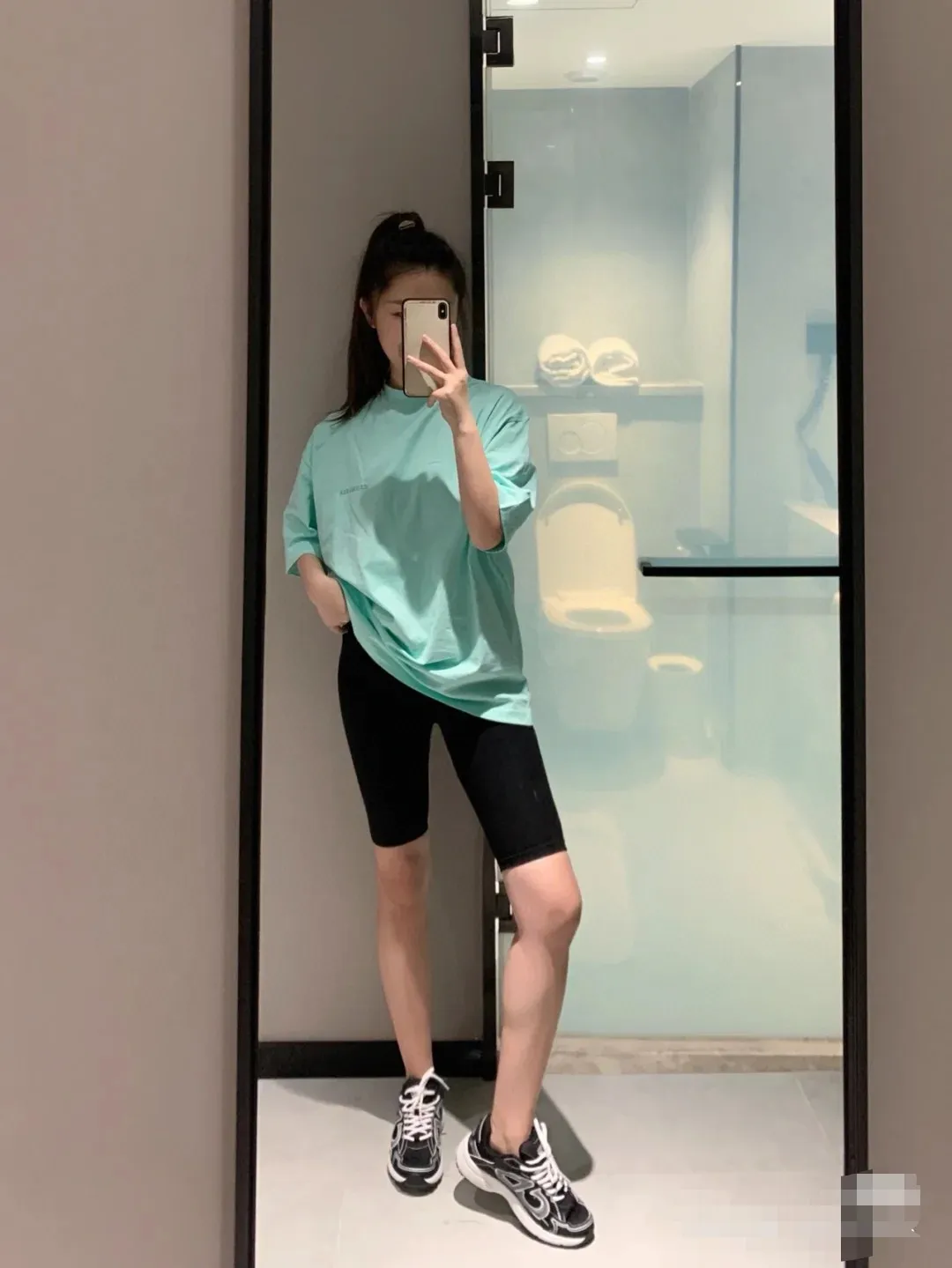 ♻️💯Upper body reference model picture❤️The top tested version of the new BALENCIAGA half-moon BB embroidery environmentally friendly large LOGO male and female couple stars the same short-sleeved T-shirt. The simple embroidery series is popular, Behringer embroidery technology, the embroidery is meticulous and meticulous! The font is full and the texture is clear! The fabric is made of 280g high-count double-yarn pure cotton, polyester-free, and absolutely no pilling! Size: XS-L Color: Black Mint Green P:240