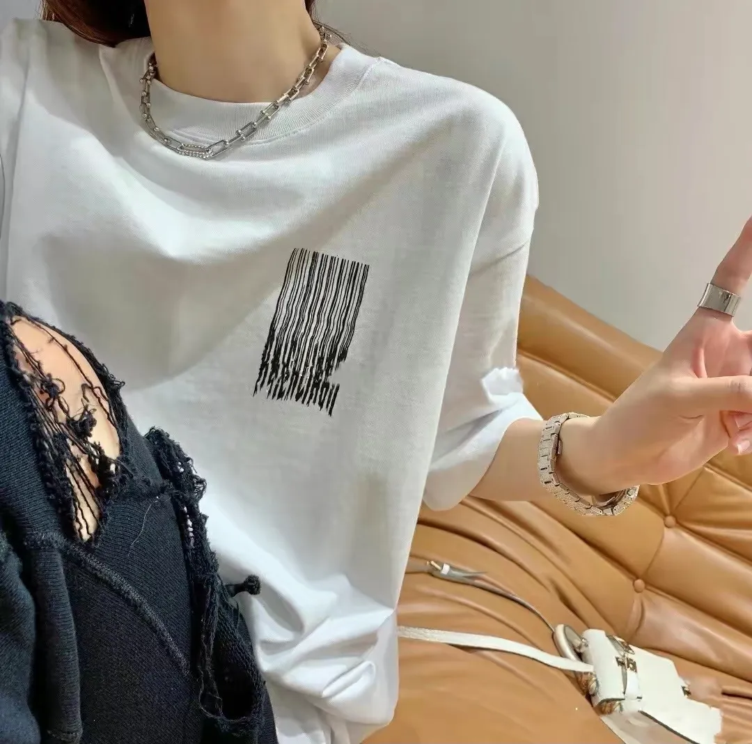 ♻️💯Upper body reference model picture❤️Top tested version★Balenciaga's latest barcode twisted blurred letters couple style pure cotton loose short-sleeved T-shirt. A T-shirt that you love at first sight, barcode letter print. Don't underestimate this style, it is absolutely not easy to restore this print to 100%! The twisted letter gradient goes from dark to light through 6 to the color block. The lightest color is close to the cloth color. It is very difficult to master. If you are not careful or the direct printing machine is uneven, it will cause uneven color and shape printing transition. The upper body is perfect, the same style for men and women, it can be paired with sports pants or jeans 🉑 Selected 32-woven pure cotton double yarn fabric, 280 high gram weight, top-notch workmanship! The details are perfect! Quality absolutely guaranteed! The clothes are well proportioned! The wiring is neat! Original same cylinder thread! High quality printing, simple and classic! Perfect praise! High-quality excipient packaging, complete with three standards! Size: XS-L Color: Gray Black White P:250