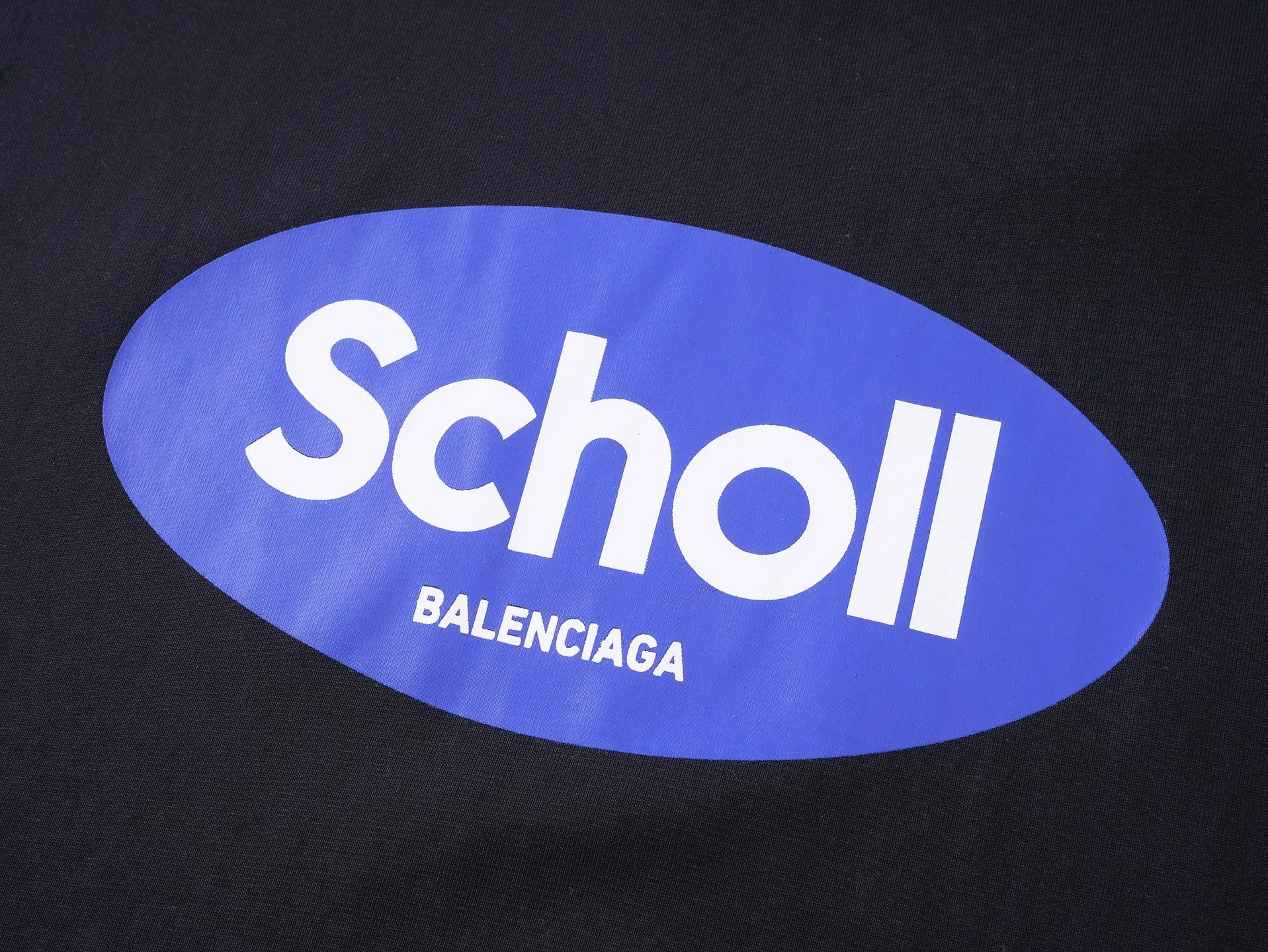 🅿️170 real photos [Top version. Official website quality] BALENCI*GA/Paris. SS25 latest model, Paris co-branded Scholl printed short-sleeved T-shirt. Brick cabinet synchronization. Genuine product developed at the first time, welcome to compare! The fabric is made of Paris ZP custom-woven and dyed cotton double yarn. Weighing 260 grams, the cloth surface is clean. The cloth pattern is clear, soft and comfortable. The threads are dyed with no color difference. The printing uses environmentally friendly imported rubber paddles. The letters are clear and the effect is three-dimensional. The version adopts OS loose shoulder design. Same style for men and women. Code: BL253688 Color: black, yellow Size: XS S M L