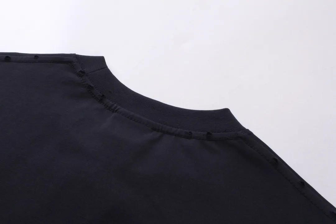 🅿️220 real photos [Top version. Official website quality] BALENCI*GA/Paris. 2024 new model. Paris surf pattern letter printing straight split long-sleeved T-shirt, brick cabinet synchronization. Genuine product developed at the first time, happy to print and compare! The fabric is made of Paris ZP custom-woven and dyed cotton double yarn. Weighing 260 grams, the cloth surface is clean. The cloth pattern is clear, soft and comfortable. The threads are dyed with no color difference. The classic LOGO is printed using environmentally friendly imported materials with clear pattern letters and a three-dimensional effect. Restored brick cabinet. Ready-made garments are washed, worn and distressed. Different market currency. Welcome to compare. The version adopts OS loose shoulder style. Same style for men and women. Code: BL225033 Color: gray blue, apricot, size: XS S M L