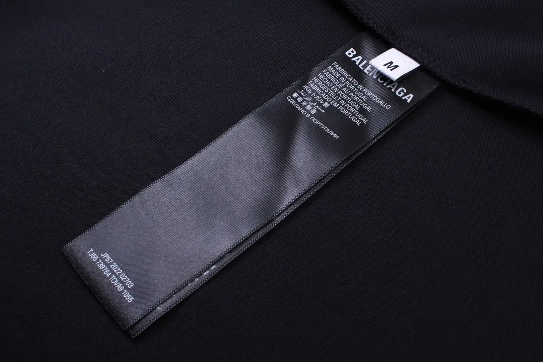 🅿️220 real photos [Top version. Official website quality] BALENCI*GA/Paris. 2024 new model. Paris surf pattern letter printing straight split long-sleeved T-shirt, brick cabinet synchronization. Genuine product developed at the first time, happy to print and compare! The fabric is made of Paris ZP custom-woven and dyed cotton double yarn. Weighing 260 grams, the cloth surface is clean. The cloth pattern is clear, soft and comfortable. The threads are dyed with no color difference. The classic LOGO is printed using environmentally friendly imported materials with clear pattern letters and a three-dimensional effect. Restored brick cabinet. Ready-made garments are washed, worn and distressed. Different market currency. Welcome to compare. The version adopts OS loose shoulder style. Same style for men and women. Code: BL225033 Color: gray blue, apricot, size: XS S M L