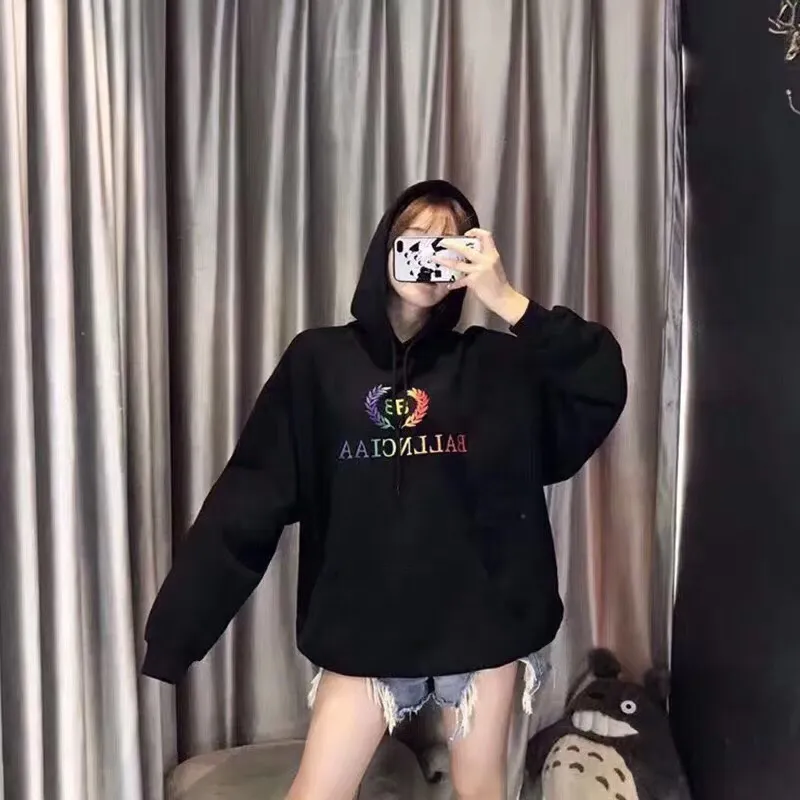 ♻️💯Reference model picture for the upper body❤️Examined Balenciag rainbow🌈 embroidered gradient wheat sweatshirt. The surface is first covered with water-soluble cloth. White cotton yarn is used as the embroidery base, and then digitally printed on the embroidery. The high-density 10,000-needle embroidery blends with the brightness and saturation of the color of the letters. After the washing process, the water-soluble cloth is washed and the rainbow effect is finally presented. The process is very complicated and the scrap rate is as high as 30%. Thread fabric Out of the same vat, there is 0 color difference. It uses 420g clean cloth. The wet weight can reach 480 and is full of thickness. Accessories: butter paper with logo, main wheat, washing water, hangtag. Size: XS-L. Color: black. P:430.