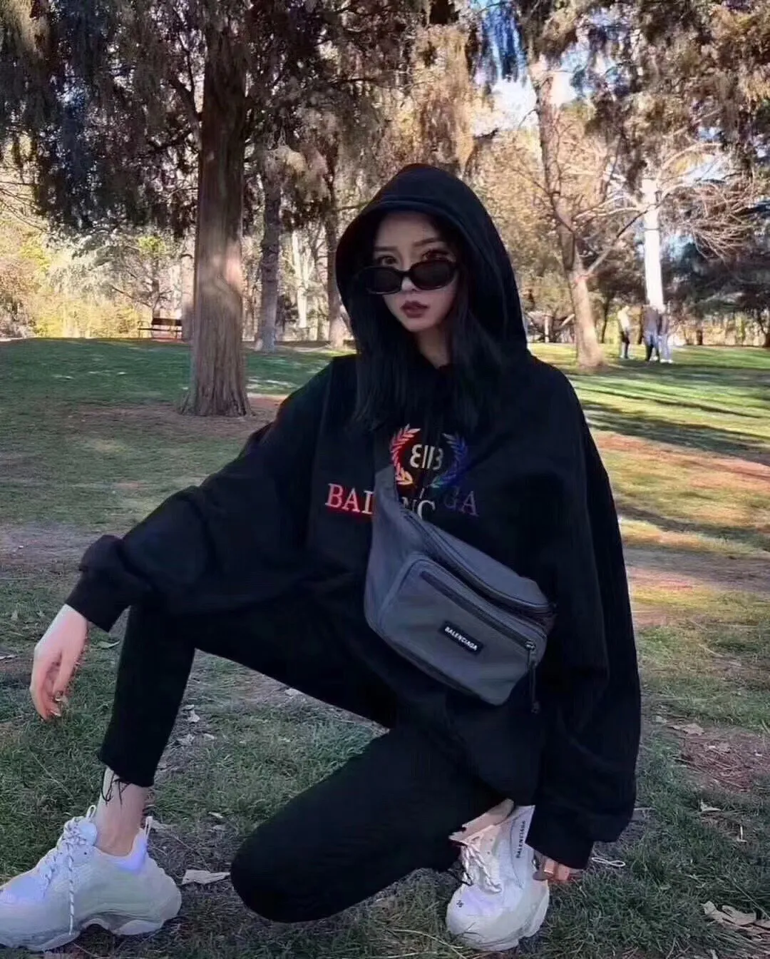 ♻️💯Reference model picture for the upper body❤️Examined Balenciag rainbow🌈 embroidered gradient wheat sweatshirt. The surface is first covered with water-soluble cloth. White cotton yarn is used as the embroidery base, and then digitally printed on the embroidery. The high-density 10,000-needle embroidery blends with the brightness and saturation of the color of the letters. After the washing process, the water-soluble cloth is washed and the rainbow effect is finally presented. The process is very complicated and the scrap rate is as high as 30%. Thread fabric Out of the same vat, there is 0 color difference. It uses 420g clean cloth. The wet weight can reach 480 and is full of thickness. Accessories: butter paper with logo, main wheat, washing water, hangtag. Size: XS-L. Color: black. P:430.