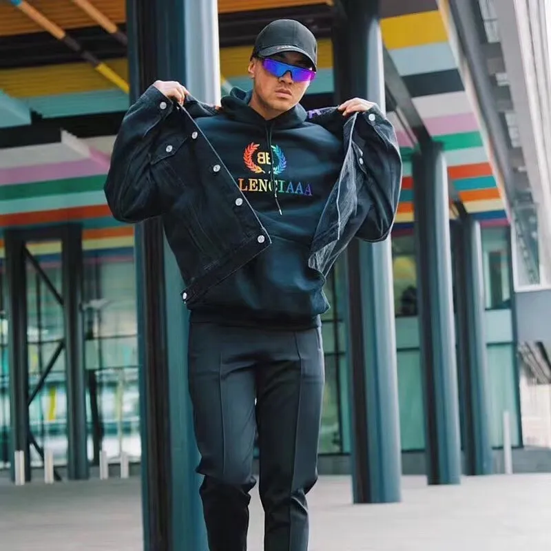 ♻️💯Reference model picture for the upper body❤️Examined Balenciag rainbow🌈 embroidered gradient wheat sweatshirt. The surface is first covered with water-soluble cloth. White cotton yarn is used as the embroidery base, and then digitally printed on the embroidery. The high-density 10,000-needle embroidery blends with the brightness and saturation of the color of the letters. After the washing process, the water-soluble cloth is washed and the rainbow effect is finally presented. The process is very complicated and the scrap rate is as high as 30%. Thread fabric Out of the same vat, there is 0 color difference. It uses 420g clean cloth. The wet weight can reach 480 and is full of thickness. Accessories: butter paper with logo, main wheat, washing water, hangtag. Size: XS-L. Color: black. P:430.