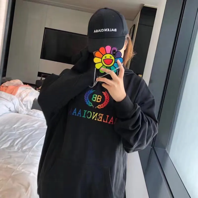 ♻️💯Reference model picture for the upper body❤️Examined Balenciag rainbow🌈 embroidered gradient wheat sweatshirt. The surface is first covered with water-soluble cloth. White cotton yarn is used as the embroidery base, and then digitally printed on the embroidery. The high-density 10,000-needle embroidery blends with the brightness and saturation of the color of the letters. After the washing process, the water-soluble cloth is washed and the rainbow effect is finally presented. The process is very complicated and the scrap rate is as high as 30%. Thread fabric Out of the same vat, there is 0 color difference. It uses 420g clean cloth. The wet weight can reach 480 and is full of thickness. Accessories: butter paper with logo, main wheat, washing water, hangtag. Size: XS-L. Color: black. P:430.