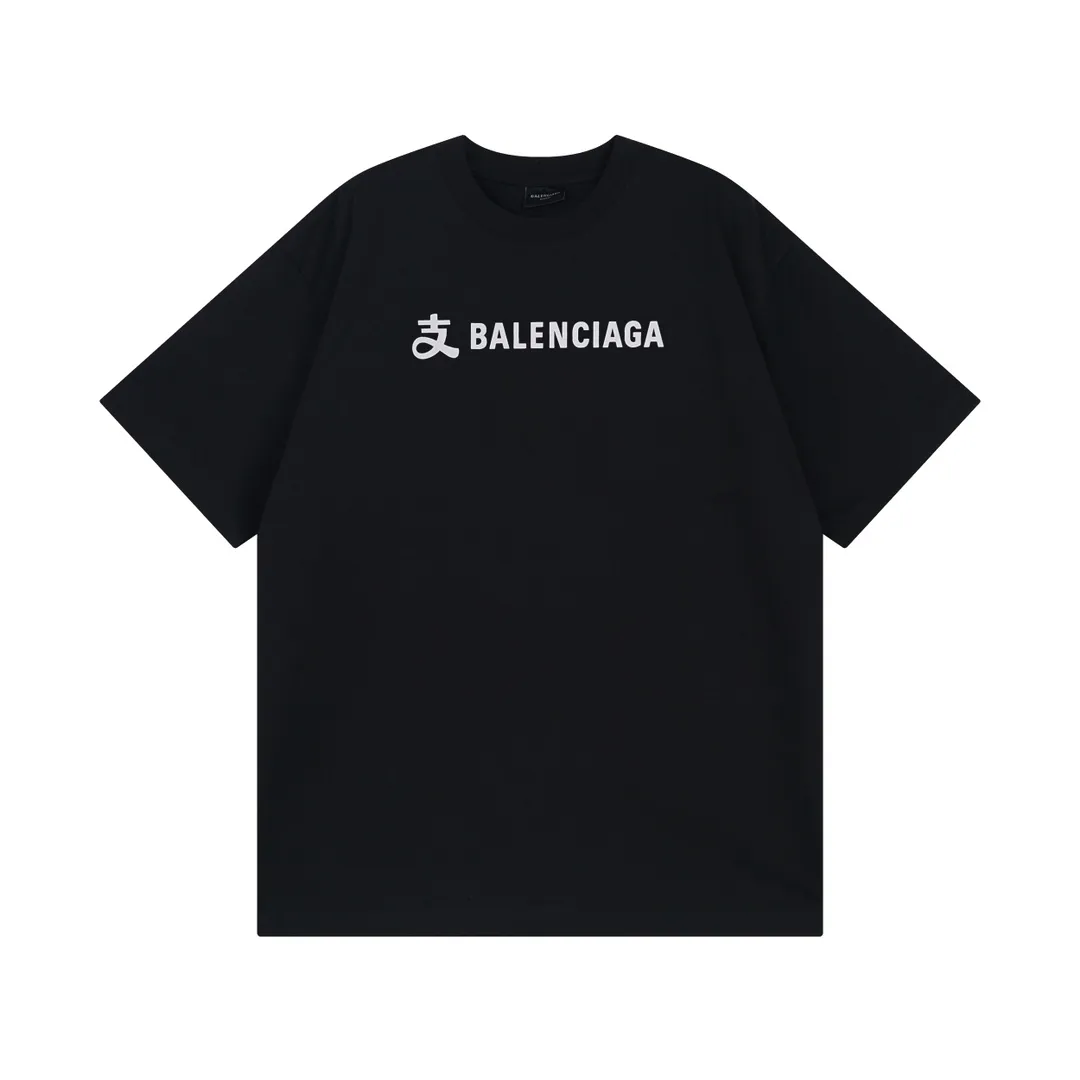 🅿️174 Real photos [Top version. Official website quality] BALENCI*GA/Paris #2024 new model. Paris X joint Alipay printed short-sleeved T-shirt on the front and back. SS24 spring and summer brick cabinet synchronization welcomes comparison. The fabric is made of Paris ZP custom-woven and dyed cotton double yarn, with a weight of 260 grams. The cloth surface is clean. The cloth pattern is clear, soft and comfortable. The threads are dyed with no color difference. The classic letter LOGO is printed with imported environmentally friendly glue. The letters are clear and the effect is three-dimensional. Restore the brick cabinet, adopt OS loose shoulder style. Same style for men and women. Code: BL223371 Color: Black Size: XS S M L