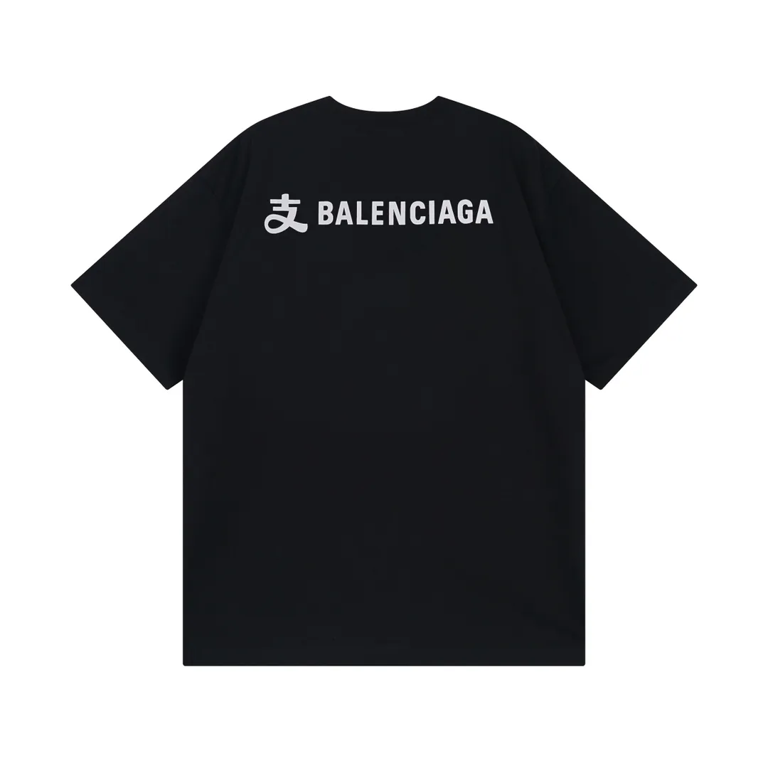 🅿️174 Real photos [Top version. Official website quality] BALENCI*GA/Paris #2024 new model. Paris X joint Alipay printed short-sleeved T-shirt on the front and back. SS24 spring and summer brick cabinet synchronization welcomes comparison. The fabric is made of Paris ZP custom-woven and dyed cotton double yarn, with a weight of 260 grams. The cloth surface is clean. The cloth pattern is clear, soft and comfortable. The threads are dyed with no color difference. The classic letter LOGO is printed with imported environmentally friendly glue. The letters are clear and the effect is three-dimensional. Restore the brick cabinet, adopt OS loose shoulder style. Same style for men and women. Code: BL223371 Color: Black Size: XS S M L