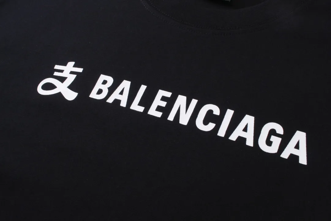 🅿️174 Real photos [Top version. Official website quality] BALENCI*GA/Paris #2024 new model. Paris X joint Alipay printed short-sleeved T-shirt on the front and back. SS24 spring and summer brick cabinet synchronization welcomes comparison. The fabric is made of Paris ZP custom-woven and dyed cotton double yarn, with a weight of 260 grams. The cloth surface is clean. The cloth pattern is clear, soft and comfortable. The threads are dyed with no color difference. The classic letter LOGO is printed with imported environmentally friendly glue. The letters are clear and the effect is three-dimensional. Restore the brick cabinet, adopt OS loose shoulder style. Same style for men and women. Code: BL223371 Color: Black Size: XS S M L
