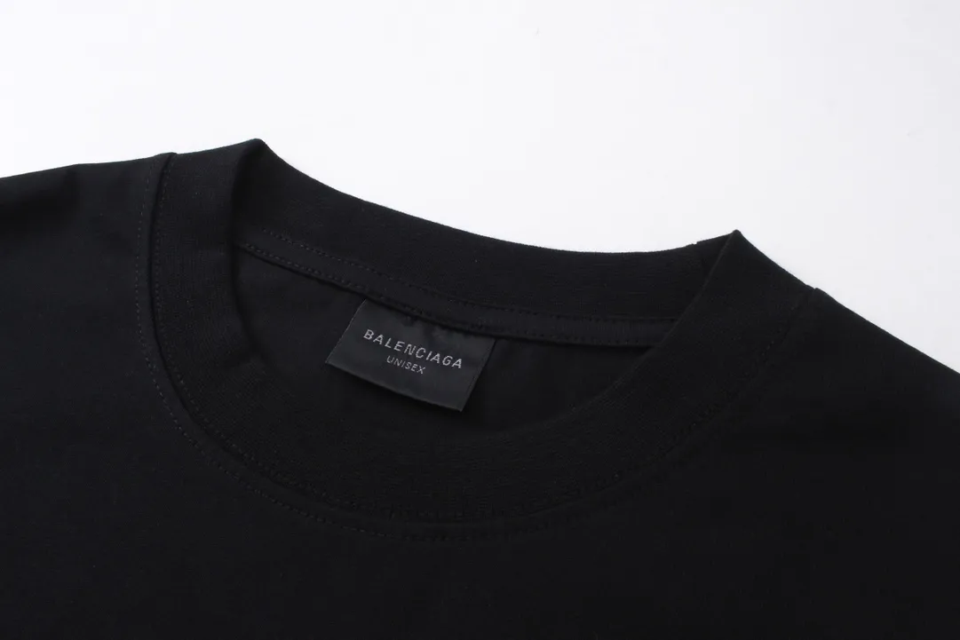 🅿️174 Real photos [Top version. Official website quality] BALENCI*GA/Paris #2024 new model. Paris X joint Alipay printed short-sleeved T-shirt on the front and back. SS24 spring and summer brick cabinet synchronization welcomes comparison. The fabric is made of Paris ZP custom-woven and dyed cotton double yarn, with a weight of 260 grams. The cloth surface is clean. The cloth pattern is clear, soft and comfortable. The threads are dyed with no color difference. The classic letter LOGO is printed with imported environmentally friendly glue. The letters are clear and the effect is three-dimensional. Restore the brick cabinet, adopt OS loose shoulder style. Same style for men and women. Code: BL223371 Color: Black Size: XS S M L