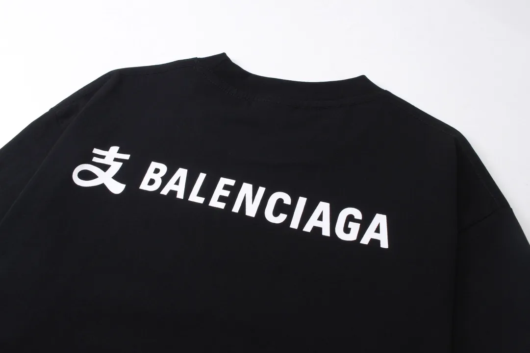 🅿️174 Real photos [Top version. Official website quality] BALENCI*GA/Paris #2024 new model. Paris X joint Alipay printed short-sleeved T-shirt on the front and back. SS24 spring and summer brick cabinet synchronization welcomes comparison. The fabric is made of Paris ZP custom-woven and dyed cotton double yarn, with a weight of 260 grams. The cloth surface is clean. The cloth pattern is clear, soft and comfortable. The threads are dyed with no color difference. The classic letter LOGO is printed with imported environmentally friendly glue. The letters are clear and the effect is three-dimensional. Restore the brick cabinet, adopt OS loose shoulder style. Same style for men and women. Code: BL223371 Color: Black Size: XS S M L