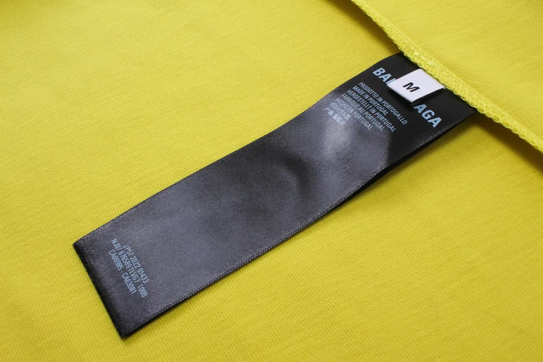 🅿️166 Detailed picture [Top version. Official website quality] BALENCI*GA/Paris. 2024 new style. Short-sleeved T-shirt with sticky notes on the hem. The sticky notes are customized according to Y board quality, and the unique color of the fabric is customized and dyed according to the original product, unlike the ordinary black fabrics on the market. Brick cabinets are synchronized. Genuine products are developed at the first time, and you can print and compare! The fabric is made of Paris ZP custom-woven and dyed cotton double yarn. Weighing 260 grams, the cloth surface is clean. The cloth pattern is clear, soft and comfortable. The threads are dyed with no color difference. The sticky note labels are made of original imported labels and should not turn yellow or fall off. The version adopts OS loose shoulder design. Same style for men and women. Code: BL223356 Color: dark purple, white, yellow. Size: XS to L