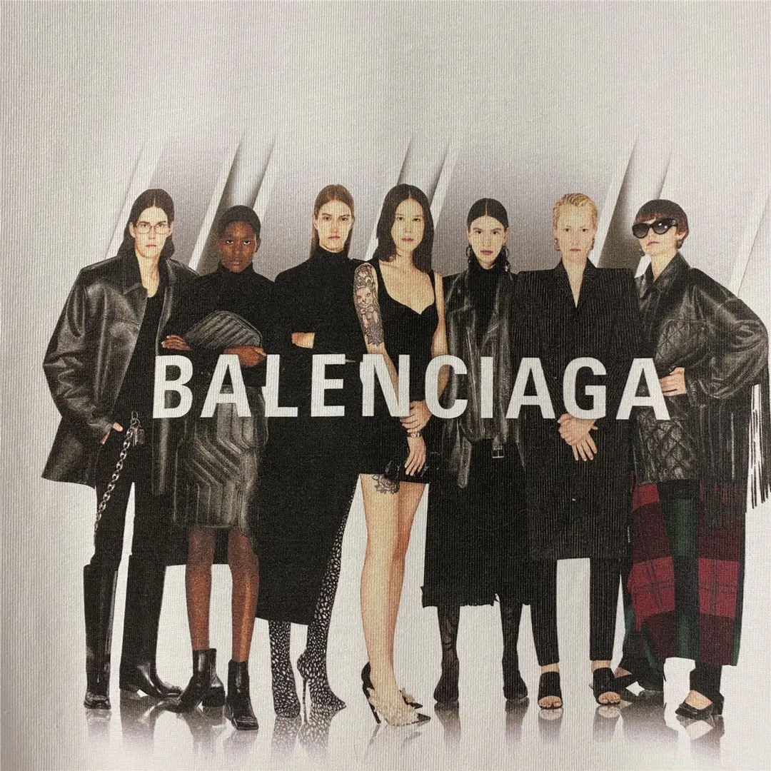 [Top version] BALENCIAGA Paris brick cabinet best-selling model Tiantuan band portrait round neck short sleeve # Original real shot tile detail picture‼ ️ Exclusively custom-woven 280g 32S double-yarn pure cotton. The fabric is comfortable and soft. The large-area portrait pattern on the front adopts imported top anti-Kangli digital direct-injection printing technology (printing can achieve face recognition). Threaded closing. Precision knitting. Double-layer fabric. Good closing effect. The hem is sewn with double threads. OS loose version. Same style for men and women. Size: XS-L Color: White P:250