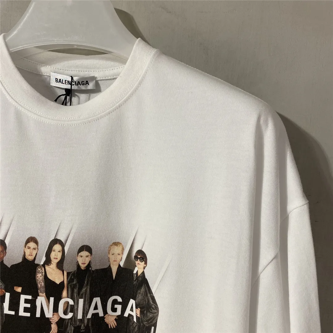 [Top version] BALENCIAGA Paris brick cabinet best-selling model Tiantuan band portrait round neck short sleeve # Original real shot tile detail picture‼ ️ Exclusively custom-woven 280g 32S double-yarn pure cotton. The fabric is comfortable and soft. The large-area portrait pattern on the front adopts imported top anti-Kangli digital direct-injection printing technology (printing can achieve face recognition). Threaded closing. Precision knitting. Double-layer fabric. Good closing effect. The hem is sewn with double threads. OS loose version. Same style for men and women. Size: XS-L Color: White P:250
