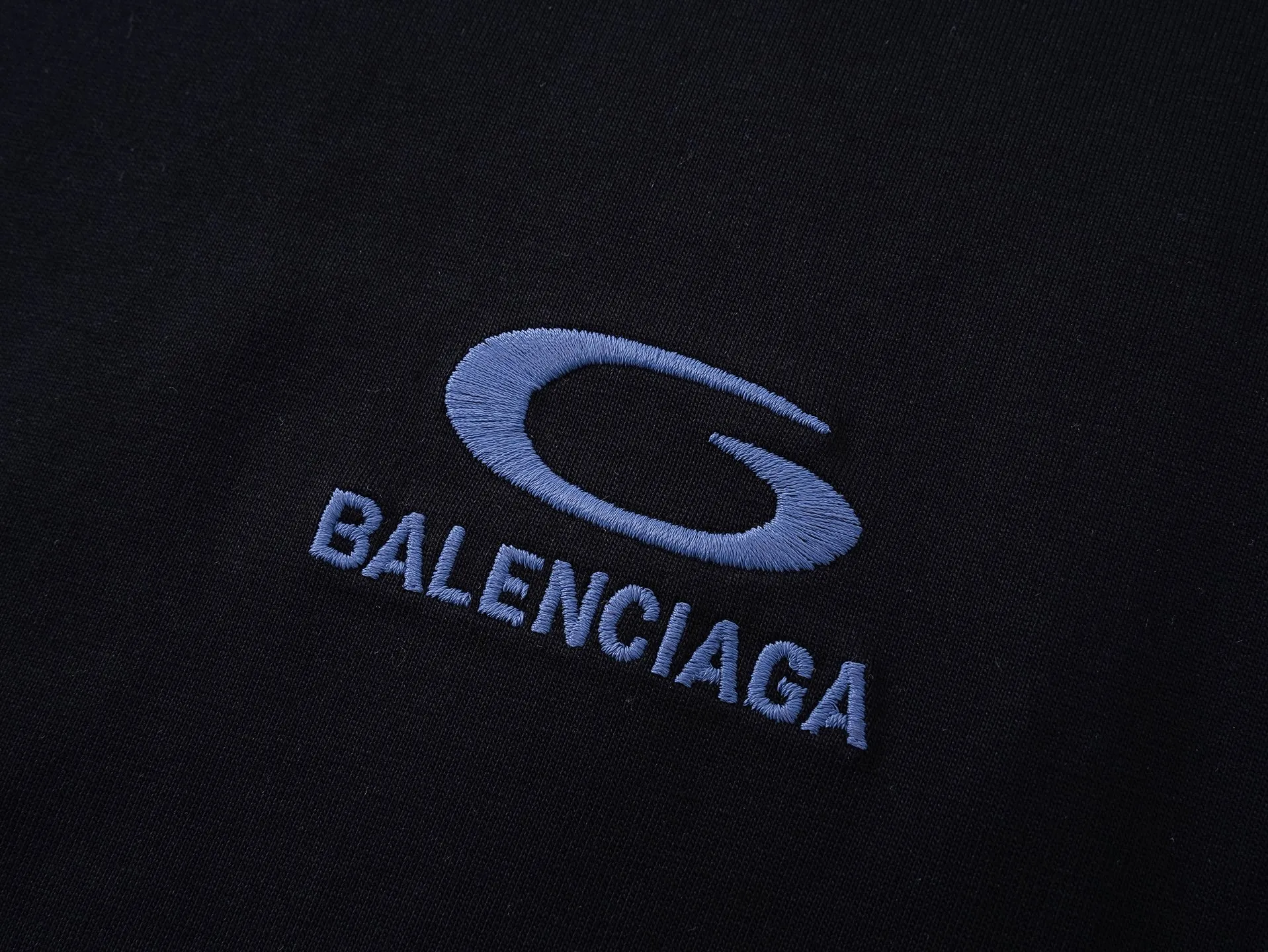🅿️170 real photos [Top version. Official website quality] BALENCI*GA/Paris #2025 new style short-sleeved T-shirt with letter LOGO embroidered on the chest. The fabric is made of Paris ZP custom-woven and dyed cotton double yarn, with a weight of 260 grams. The cloth surface is clean. The cloth pattern is clear, soft and comfortable. The threads are dyed with no color difference. The classic letter LOGO is embroidered using imported Tajima embroidery machine. The letters are clear and the effect is three-dimensional. Restore the brick cabinet, adopt OS loose shoulder style. Same style for men and women. Code: BL253730 Color: Black Size: XS S M L