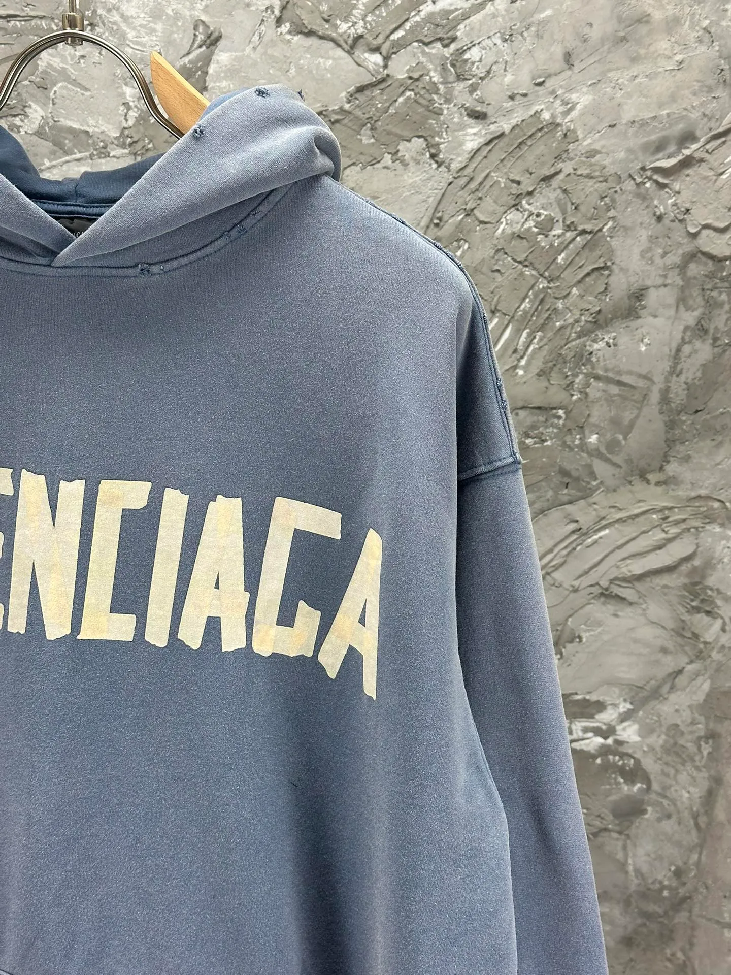 🅿️420 - BALENCI*GA 24ss Paris hot-selling tape hooded sweatshirt. The front and back panels are printed with tape direct printing. Many hand-made grinding. The ready-made clothes are washed and worn. The cloth surface is clean. The cloth pattern is clear, super heavy work. Soft and comfortable. Exclusively pattern-woven and dyed 450g fabric. Threads are dyed in the same vat with zero color difference. Different from the market currency. The version adopts os loose shoulder version. Welcome to compare, same style for men and women. -Color: Iron gray blue, Paris blue, washed black, burgundy, fluorescent yellow, green, khaki -SIZE: XS S M L style number 8912#