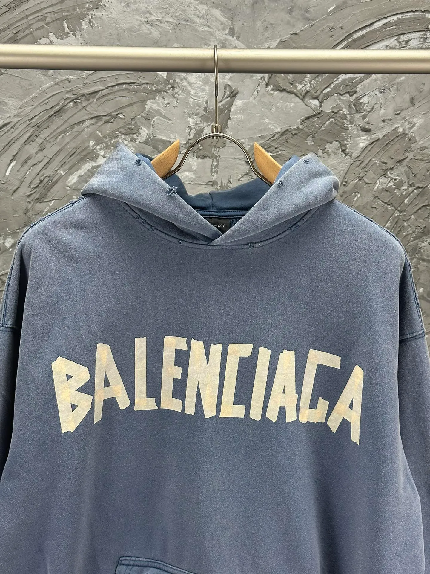 🅿️420 - BALENCI*GA 24ss Paris hot-selling tape hooded sweatshirt. The front and back panels are printed with tape direct printing. Many hand-made grinding. The ready-made clothes are washed and worn. The cloth surface is clean. The cloth pattern is clear, super heavy work. Soft and comfortable. Exclusively pattern-woven and dyed 450g fabric. Threads are dyed in the same vat with zero color difference. Different from the market currency. The version adopts os loose shoulder version. Welcome to compare, same style for men and women. -Color: Iron gray blue, Paris blue, washed black, burgundy, fluorescent yellow, green, khaki -SIZE: XS S M L style number 8912#
