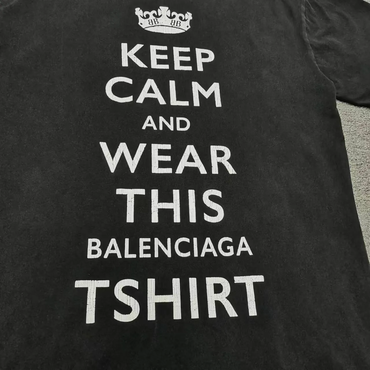[Top version. Official website quality] BALENCI*GA/Paris. SS24 latest crown L printed short-sleeved T-shirt. Brick cabinet synchronization. Genuine product developed at the first time, enjoy printing and comparison! The fabric is made of Paris ZP custom-woven and dyed cotton double yarn. Weighing 260 grams, the cloth surface is clean. The cloth pattern is clear, soft and comfortable, and the threads are dyed with no color difference. The printing uses environmentally friendly imported materials. The letters are clear and the effect is three-dimensional. The version adopts OS loose shoulder design. Same style for men and women. Color: black, size: XS S M L P: 260