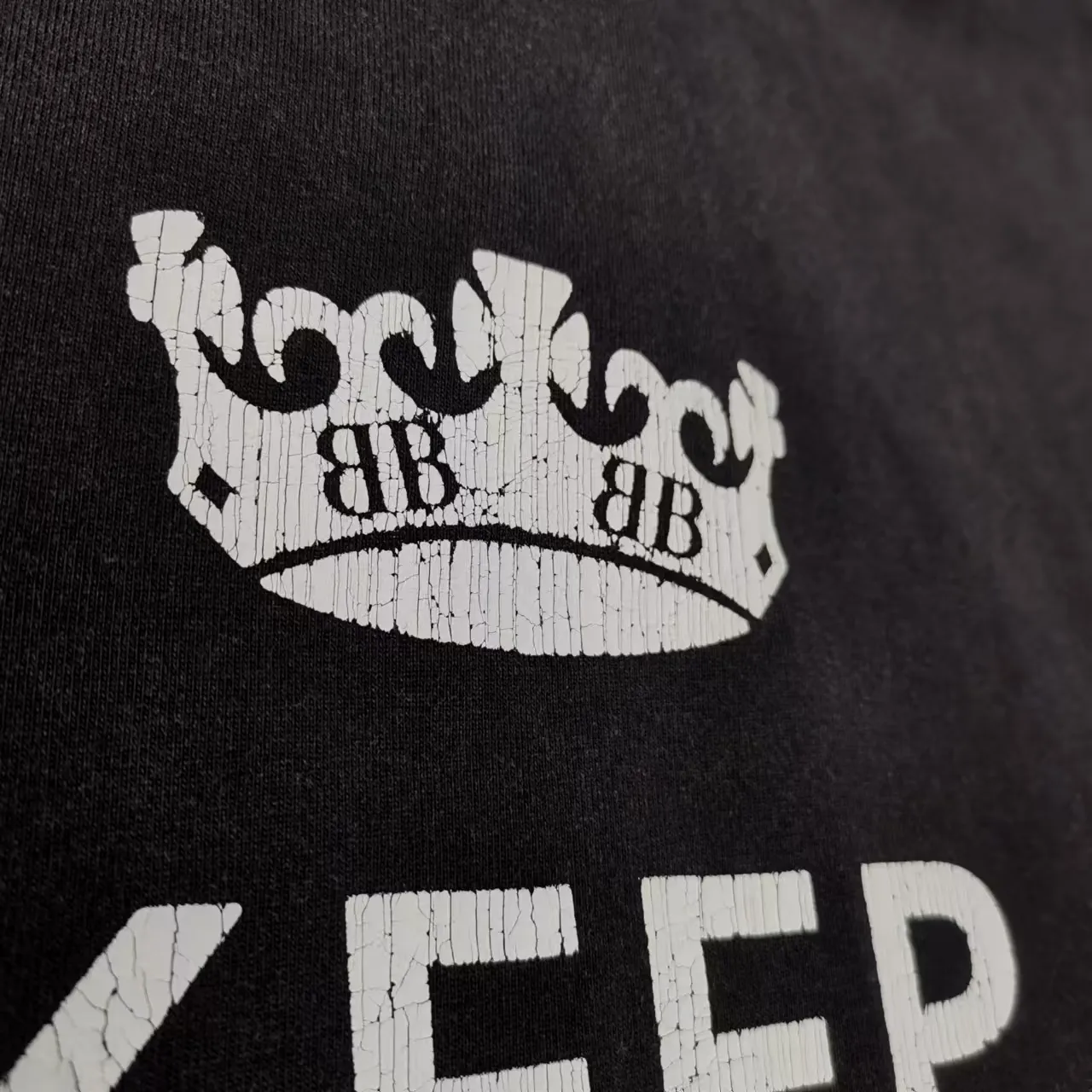 [Top version. Official website quality] BALENCI*GA/Paris. SS24 latest crown L printed short-sleeved T-shirt. Brick cabinet synchronization. Genuine product developed at the first time, enjoy printing and comparison! The fabric is made of Paris ZP custom-woven and dyed cotton double yarn. Weighing 260 grams, the cloth surface is clean. The cloth pattern is clear, soft and comfortable, and the threads are dyed with no color difference. The printing uses environmentally friendly imported materials. The letters are clear and the effect is three-dimensional. The version adopts OS loose shoulder design. Same style for men and women. Color: black, size: XS S M L P: 260