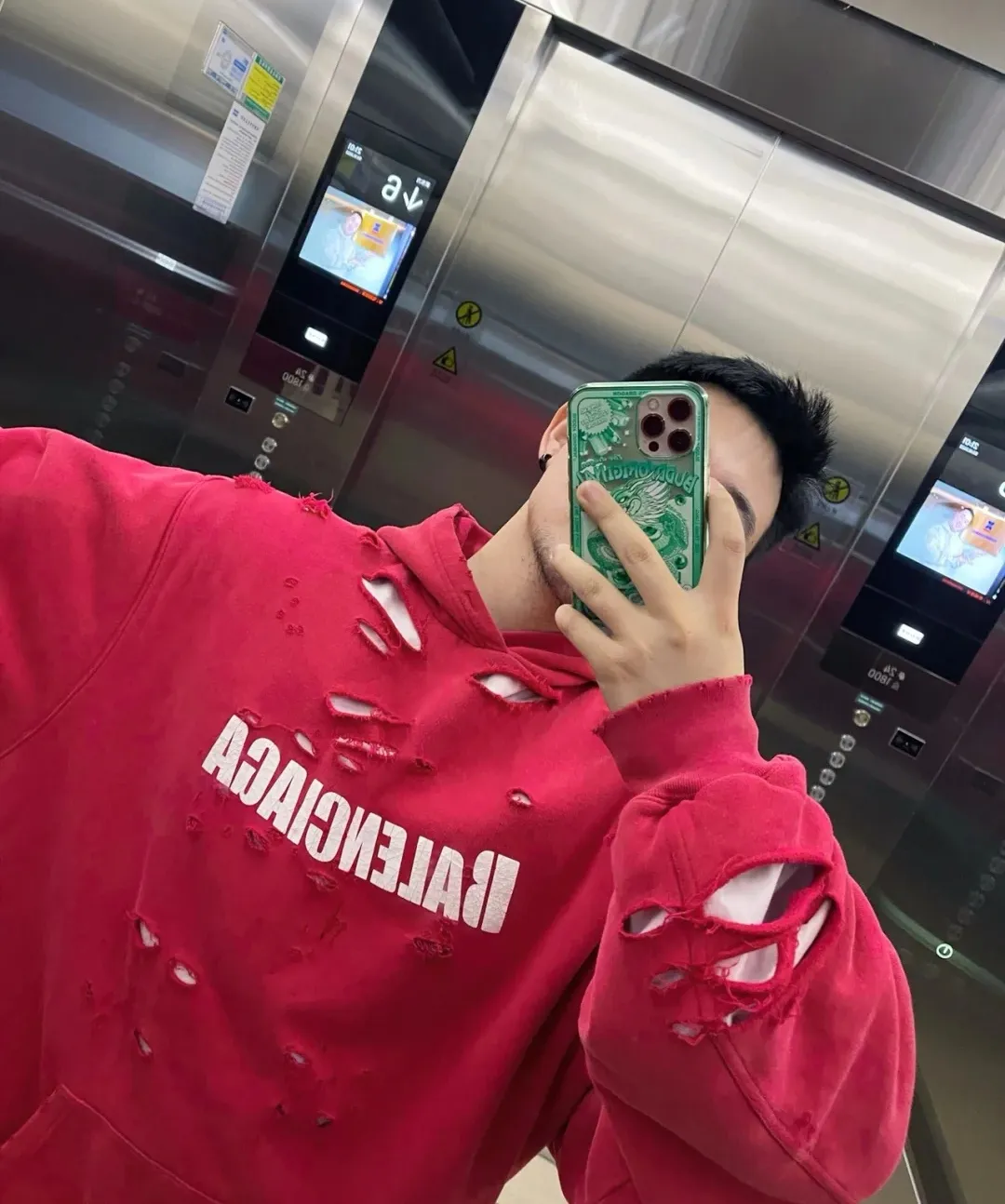 ♻️💯Reference model picture for the upper body❤️The top tested version BALENCIAGA Balenciaga basic cracked sweatshirt and hoodie for male and female couples stars can be said to be the most popular item, and it has been popular on Xiaohongshu, Dewu and other major self-media e-commerce platforms. Heavy industrial craftsmanship tests the skills of lathes and printing techniques. Huge cost! Fabric: The outer fabric is made of 460g pure cotton fish scale terry fabric + the inner liner is 260g combed cotton. The weight of the ready-made garment exceeds 1kg, which can ❗️100%❗️ restore the drape of zp. The cost of fabric is over one hundred yuan. Washing process: After making the garment, the holes are polished by hand, and then washed to make it look old. The process is extremely complicated! There are more than 200 holes in the entire dress. The collar, cuffs, and hem are torn by hand (with pliers) rather than frayed. This is a more important detail.  Thread: dyed in the same vat with no color difference. Printing: made of special cracked material to achieve the ultimate in breathability and aesthetics! Just like the patterns on a turtle’s back, each one is different!  Accessories: Complete set of customized accessories + Sydney paper Size: XS-L (maximum wear: 230 catties) Color: blue black white purple red cyan P: 570