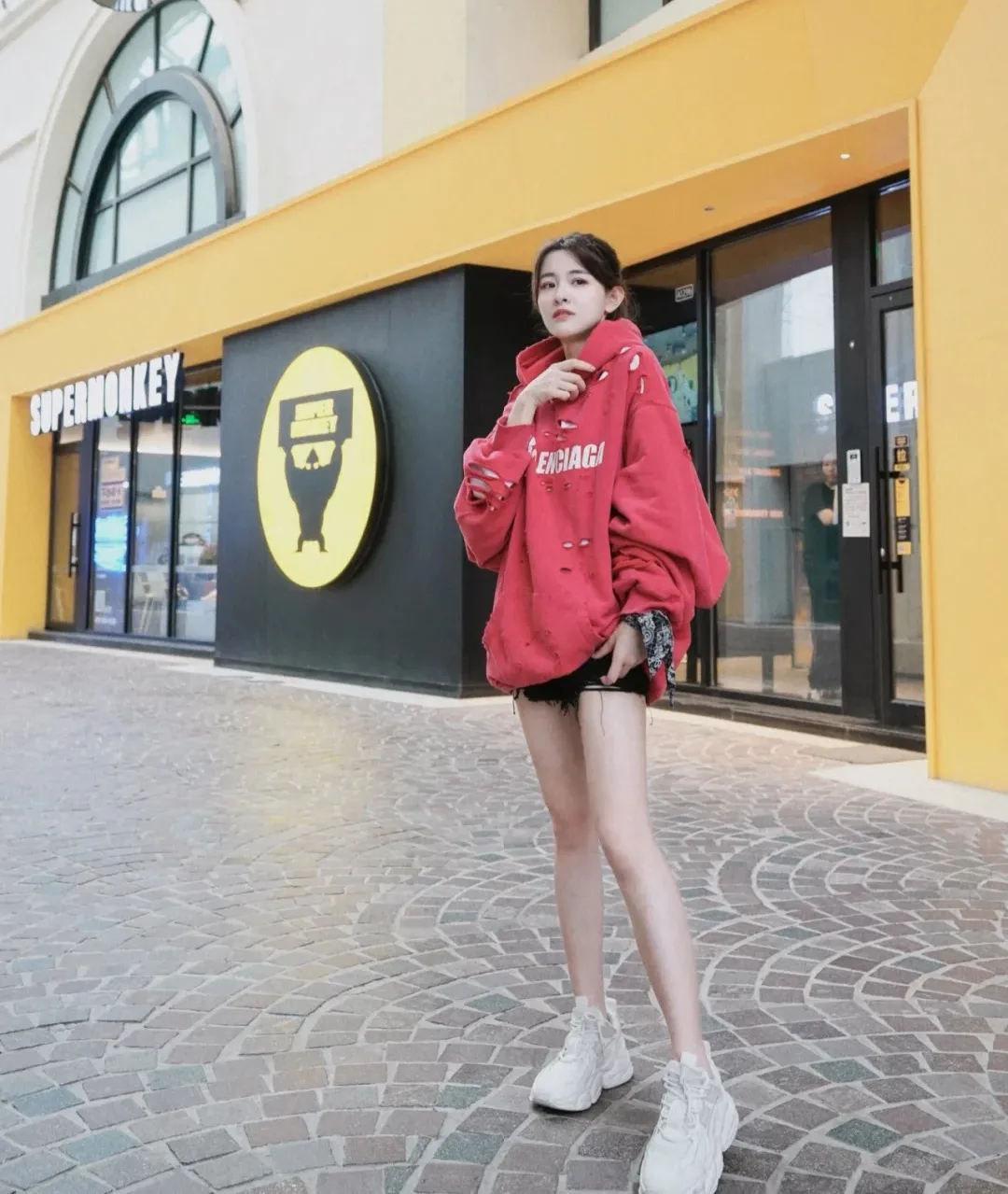 ♻️💯Reference model picture for the upper body❤️The top tested version BALENCIAGA Balenciaga basic cracked sweatshirt and hoodie for male and female couples stars can be said to be the most popular item, and it has been popular on Xiaohongshu, Dewu and other major self-media e-commerce platforms. Heavy industrial craftsmanship tests the skills of lathes and printing techniques. Huge cost! Fabric: The outer fabric is made of 460g pure cotton fish scale terry fabric + the inner liner is 260g combed cotton. The weight of the ready-made garment exceeds 1kg, which can ❗️100%❗️ restore the drape of zp. The cost of fabric is over one hundred yuan. Washing process: After making the garment, the holes are polished by hand, and then washed to make it look old. The process is extremely complicated! There are more than 200 holes in the entire dress. The collar, cuffs, and hem are torn by hand (with pliers) rather than frayed. This is a more important detail.  Thread: dyed in the same vat with no color difference. Printing: made of special cracked material to achieve the ultimate in breathability and aesthetics! Just like the patterns on a turtle’s back, each one is different!  Accessories: Complete set of customized accessories + Sydney paper Size: XS-L (maximum wear: 230 catties) Color: blue black white purple red cyan P: 570
