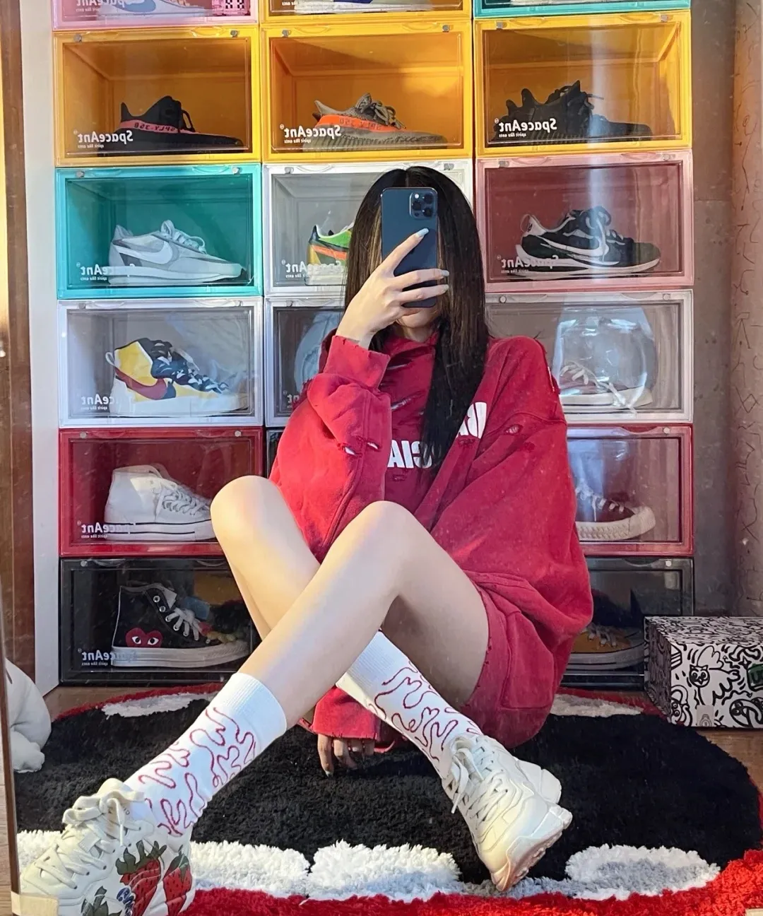 ♻️💯Reference model picture for the upper body❤️The top tested version BALENCIAGA Balenciaga basic cracked sweatshirt and hoodie for male and female couples stars can be said to be the most popular item, and it has been popular on Xiaohongshu, Dewu and other major self-media e-commerce platforms. Heavy industrial craftsmanship tests the skills of lathes and printing techniques. Huge cost! Fabric: The outer fabric is made of 460g pure cotton fish scale terry fabric + the inner liner is 260g combed cotton. The weight of the ready-made garment exceeds 1kg, which can ❗️100%❗️ restore the drape of zp. The cost of fabric is over one hundred yuan. Washing process: After making the garment, the holes are polished by hand, and then washed to make it look old. The process is extremely complicated! There are more than 200 holes in the entire dress. The collar, cuffs, and hem are torn by hand (with pliers) rather than frayed. This is a more important detail.  Thread: dyed in the same vat with no color difference. Printing: made of special cracked material to achieve the ultimate in breathability and aesthetics! Just like the patterns on a turtle’s back, each one is different!  Accessories: Complete set of customized accessories + Sydney paper Size: XS-L (maximum wear: 230 catties) Color: blue black white purple red cyan P: 570