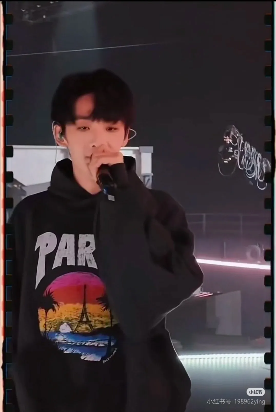 ♻️💯Upper body reference model picture❤️Top version of Balenciaga Hawaii limited print hooded sweatshirt ✅No.1 quality in this market, real ceiling quality ✅All original development drawings pay attention to details to avoid stolen pictures mixed by merchants ✅Correct 450g custom-woven and dyed 100% cotton double yarn compact cotton fabric ✅Imported Conley direct-injection printing color ZP consistent ✅Letter tearing process, clear and firm, no hand feeling ✅Ready-made garments washed and distressed, overweight craftsmanship The color fastness is good and the ZP is consistent. Let me explain why mine is a little more expensive than others. 1. It seems to be a simple printing or embroidery. In fact, it is not simple at all. 10000% imported machine restoration is not just a lip service. You are welcome to compare with peers. 2. Each model is produced by the company. The details of the workmanship and fabrics are consistent with the original ones. There is no color difference between the ones at the counters. It is not scary to reproduce. Who is fake will be embarrassed. It’s not shameful to make a replica, it’s shameful if you can’t buy the correct version if you make a replica.  3. Note that the threaded collars are all original collars of certain countries and regions, with high wrapping. The width of the neckline and cabinets are accurate to the millimeter. Thick necklines are not easy to deform. The collars of high-end products are all restored cabinets. They are different from the big collars in the world. Ordinary garbage short-sleeves are printed with a print. The clavicle of the upper body is exposed. Please be patient. Customers who have bought genuine products or have seen genuine products will come back to place orders again. This is quality. This is quality. 4. Different styles of washed wheat main wheat, including imported wheat, have different colors and codes. Really restore the counter. As we all know, Balenciaga's collar labels in each quarter have different English or different colors. This distinguishes fast food from the world's same-colored main wheat washed wheat. 5. Pay attention to the workmanship. The stitching at the neckline has no folds, smooth and natural without overlapping lines, and truly restores this. This is something that many people cannot do. 6. The fabric is made of 450g Paris-specific double yarn. No one can make better fabrics than my family. There's really no way to compare it with the ordinary version on the market. Respect it. It's genuine and costs thousands of dollars anyway. Don't go wrong with the quality of street stall products. 7. The workmanship is fully restored and the packaging is fully restored. The cost is huge. 8. I guarantee here that this is the highest quality you can find. P: 490 Size: XS-S-M-L (The correct version is very large)