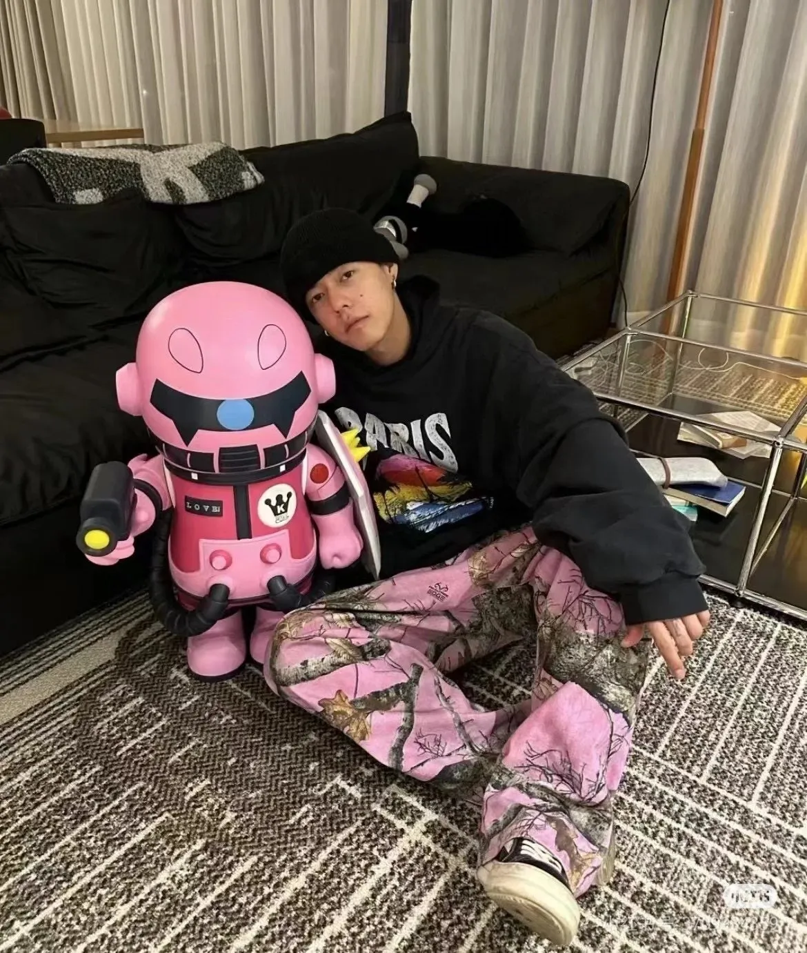 ♻️💯Upper body reference model picture❤️Top version of Balenciaga Hawaii limited print hooded sweatshirt ✅No.1 quality in this market, real ceiling quality ✅All original development drawings pay attention to details to avoid stolen pictures mixed by merchants ✅Correct 450g custom-woven and dyed 100% cotton double yarn compact cotton fabric ✅Imported Conley direct-injection printing color ZP consistent ✅Letter tearing process, clear and firm, no hand feeling ✅Ready-made garments washed and distressed, overweight craftsmanship The color fastness is good and the ZP is consistent. Let me explain why mine is a little more expensive than others. 1. It seems to be a simple printing or embroidery. In fact, it is not simple at all. 10000% imported machine restoration is not just a lip service. You are welcome to compare with peers. 2. Each model is produced by the company. The details of the workmanship and fabrics are consistent with the original ones. There is no color difference between the ones at the counters. It is not scary to reproduce. Who is fake will be embarrassed. It’s not shameful to make a replica, it’s shameful if you can’t buy the correct version if you make a replica.  3. Note that the threaded collars are all original collars of certain countries and regions, with high wrapping. The width of the neckline and cabinets are accurate to the millimeter. Thick necklines are not easy to deform. The collars of high-end products are all restored cabinets. They are different from the big collars in the world. Ordinary garbage short-sleeves are printed with a print. The clavicle of the upper body is exposed. Please be patient. Customers who have bought genuine products or have seen genuine products will come back to place orders again. This is quality. This is quality. 4. Different styles of washed wheat main wheat, including imported wheat, have different colors and codes. Really restore the counter. As we all know, Balenciaga's collar labels in each quarter have different English or different colors. This distinguishes fast food from the world's same-colored main wheat washed wheat. 5. Pay attention to the workmanship. The stitching at the neckline has no folds, smooth and natural without overlapping lines, and truly restores this. This is something that many people cannot do. 6. The fabric is made of 450g Paris-specific double yarn. No one can make better fabrics than my family. There's really no way to compare it with the ordinary version on the market. Respect it. It's genuine and costs thousands of dollars anyway. Don't go wrong with the quality of street stall products. 7. The workmanship is fully restored and the packaging is fully restored. The cost is huge. 8. I guarantee here that this is the highest quality you can find. P: 490 Size: XS-S-M-L (The correct version is very large)
