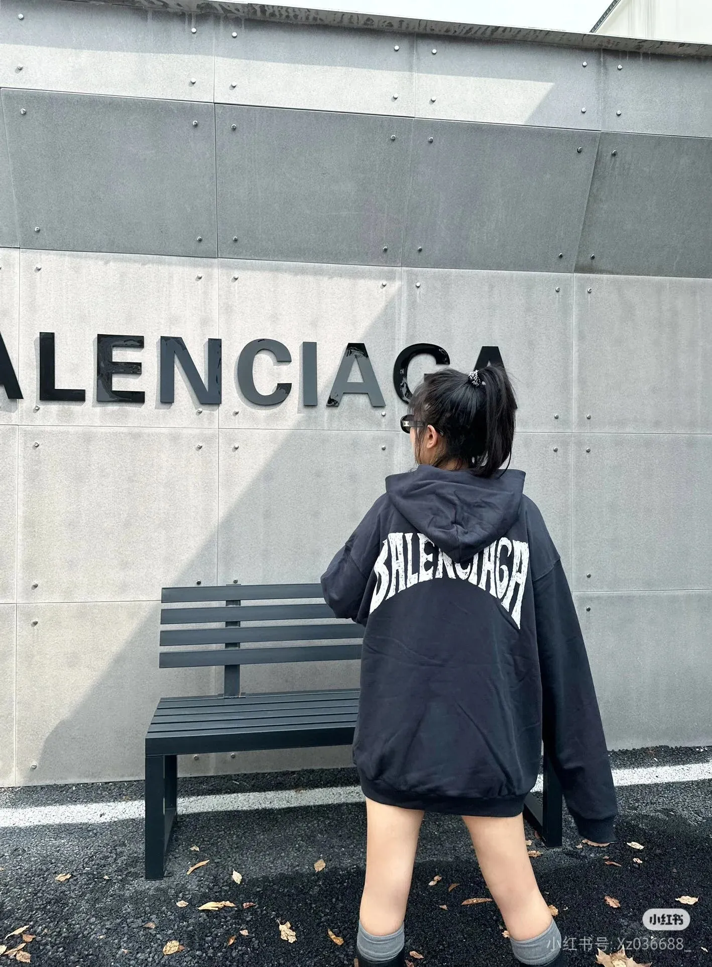 ♻️💯Upper body reference model picture❤️Top version of Balenciaga Hawaii limited print hooded sweatshirt ✅No.1 quality in this market, real ceiling quality ✅All original development drawings pay attention to details to avoid stolen pictures mixed by merchants ✅Correct 450g custom-woven and dyed 100% cotton double yarn compact cotton fabric ✅Imported Conley direct-injection printing color ZP consistent ✅Letter tearing process, clear and firm, no hand feeling ✅Ready-made garments washed and distressed, overweight craftsmanship The color fastness is good and the ZP is consistent. Let me explain why mine is a little more expensive than others. 1. It seems to be a simple printing or embroidery. In fact, it is not simple at all. 10000% imported machine restoration is not just a lip service. You are welcome to compare with peers. 2. Each model is produced by the company. The details of the workmanship and fabrics are consistent with the original ones. There is no color difference between the ones at the counters. It is not scary to reproduce. Who is fake will be embarrassed. It’s not shameful to make a replica, it’s shameful if you can’t buy the correct version if you make a replica.  3. Note that the threaded collars are all original collars of certain countries and regions, with high wrapping. The width of the neckline and cabinets are accurate to the millimeter. Thick necklines are not easy to deform. The collars of high-end products are all restored cabinets. They are different from the big collars in the world. Ordinary garbage short-sleeves are printed with a print. The clavicle of the upper body is exposed. Please be patient. Customers who have bought genuine products or have seen genuine products will come back to place orders again. This is quality. This is quality. 4. Different styles of washed wheat main wheat, including imported wheat, have different colors and codes. Really restore the counter. As we all know, Balenciaga's collar labels in each quarter have different English or different colors. This distinguishes fast food from the world's same-colored main wheat washed wheat. 5. Pay attention to the workmanship. The stitching at the neckline has no folds, smooth and natural without overlapping lines, and truly restores this. This is something that many people cannot do. 6. The fabric is made of 450g Paris-specific double yarn. No one can make better fabrics than my family. There's really no way to compare it with the ordinary version on the market. Respect it. It's genuine and costs thousands of dollars anyway. Don't go wrong with the quality of street stall products. 7. The workmanship is fully restored and the packaging is fully restored. The cost is huge. 8. I guarantee here that this is the highest quality you can find. P: 490 Size: XS-S-M-L (The correct version is very large)