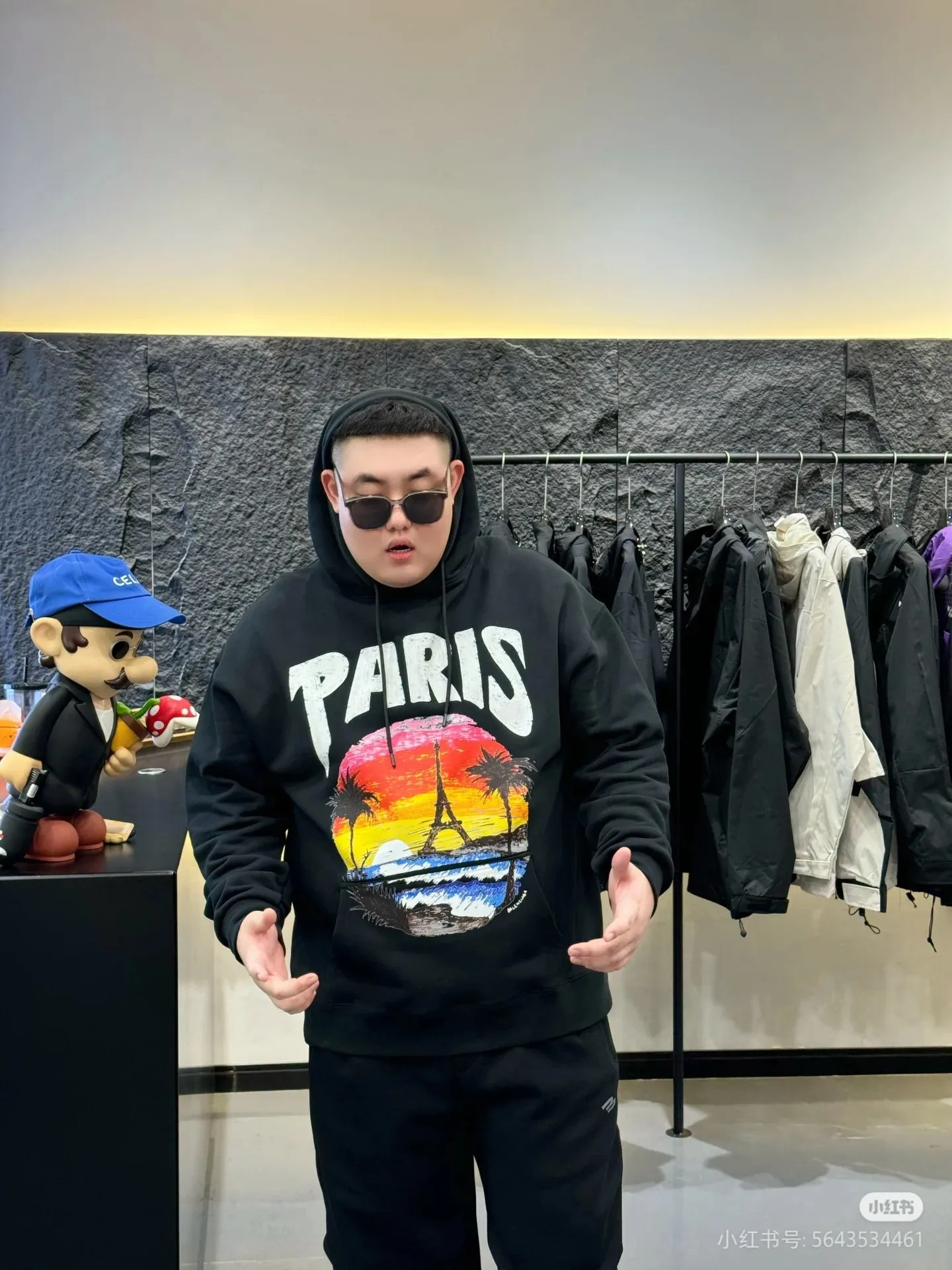 ♻️💯Upper body reference model picture❤️Top version of Balenciaga Hawaii limited print hooded sweatshirt ✅No.1 quality in this market, real ceiling quality ✅All original development drawings pay attention to details to avoid stolen pictures mixed by merchants ✅Correct 450g custom-woven and dyed 100% cotton double yarn compact cotton fabric ✅Imported Conley direct-injection printing color ZP consistent ✅Letter tearing process, clear and firm, no hand feeling ✅Ready-made garments washed and distressed, overweight craftsmanship The color fastness is good and the ZP is consistent. Let me explain why mine is a little more expensive than others. 1. It seems to be a simple printing or embroidery. In fact, it is not simple at all. 10000% imported machine restoration is not just a lip service. You are welcome to compare with peers. 2. Each model is produced by the company. The details of the workmanship and fabrics are consistent with the original ones. There is no color difference between the ones at the counters. It is not scary to reproduce. Who is fake will be embarrassed. It’s not shameful to make a replica, it’s shameful if you can’t buy the correct version if you make a replica.  3. Note that the threaded collars are all original collars of certain countries and regions, with high wrapping. The width of the neckline and cabinets are accurate to the millimeter. Thick necklines are not easy to deform. The collars of high-end products are all restored cabinets. They are different from the big collars in the world. Ordinary garbage short-sleeves are printed with a print. The clavicle of the upper body is exposed. Please be patient. Customers who have bought genuine products or have seen genuine products will come back to place orders again. This is quality. This is quality. 4. Different styles of washed wheat main wheat, including imported wheat, have different colors and codes. Really restore the counter. As we all know, Balenciaga's collar labels in each quarter have different English or different colors. This distinguishes fast food from the world's same-colored main wheat washed wheat. 5. Pay attention to the workmanship. The stitching at the neckline has no folds, smooth and natural without overlapping lines, and truly restores this. This is something that many people cannot do. 6. The fabric is made of 450g Paris-specific double yarn. No one can make better fabrics than my family. There's really no way to compare it with the ordinary version on the market. Respect it. It's genuine and costs thousands of dollars anyway. Don't go wrong with the quality of street stall products. 7. The workmanship is fully restored and the packaging is fully restored. The cost is huge. 8. I guarantee here that this is the highest quality you can find. P: 490 Size: XS-S-M-L (The correct version is very large)