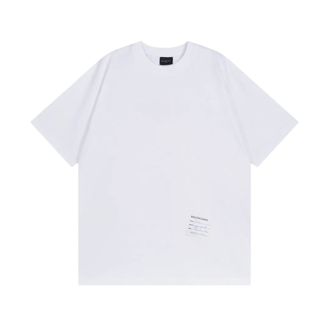 🅿️166 Detailed picture [Top version. Official website quality] BALENCI*GA/Paris. 2024 new style. Short-sleeved T-shirt with sticky notes on the hem. The sticky notes are customized according to Y board quality, and the unique color of the fabric is customized and dyed according to the original product, unlike the ordinary black fabrics on the market. Brick cabinets are synchronized. Genuine products are developed at the first time, and you can print and compare! The fabric is made of Paris ZP custom-woven and dyed cotton double yarn. Weighing 260 grams, the cloth surface is clean. The cloth pattern is clear, soft and comfortable. The threads are dyed with no color difference. The sticky note labels are made of original imported labels and should not turn yellow or fall off. The version adopts OS loose shoulder design. Same style for men and women. Code: BL223356 Color: dark purple, white, yellow. Size: XS to L